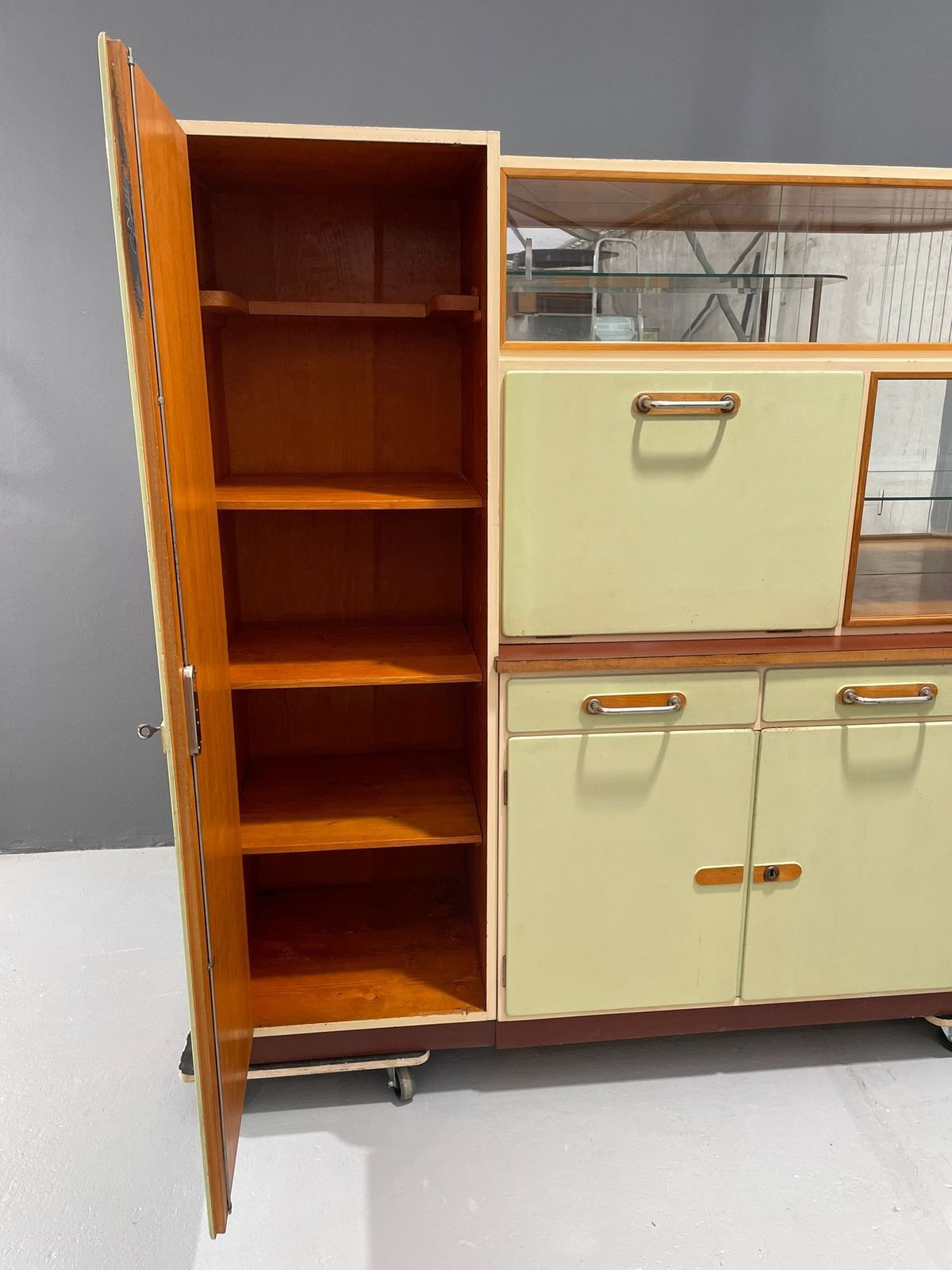 Grote Keukendressoir Van Tatra Nábytok, Ca. Jaren 1960 photo furniture