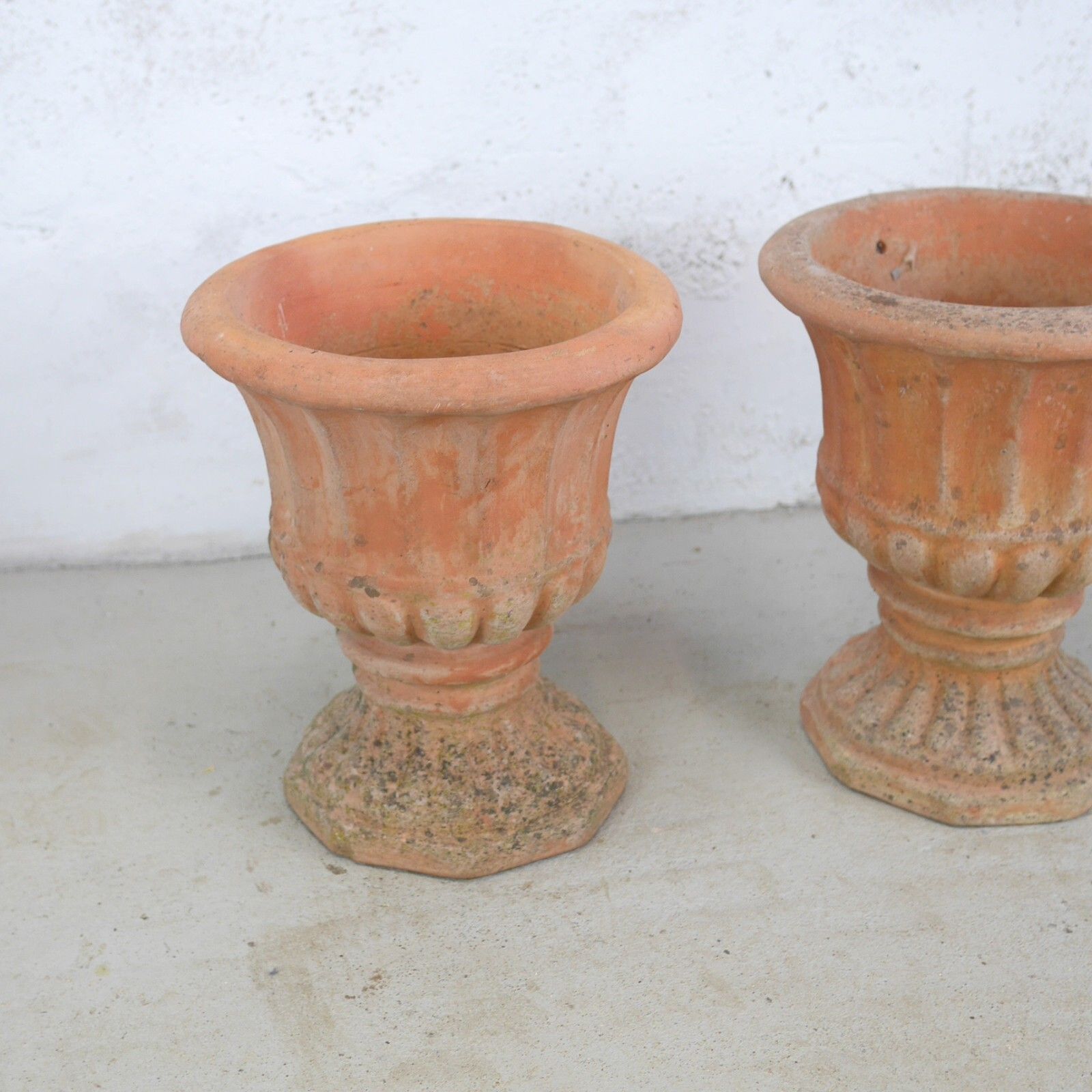 photo vinterior Pair Weathered Terracotta Garden Urn Tazza Planter Antique Style #102925