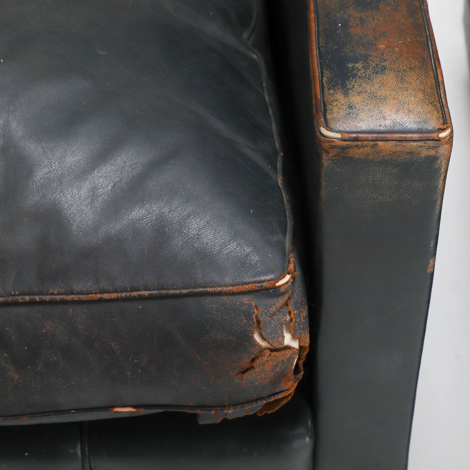 photo vinterior Pair Of Art Deco Leather Chairs