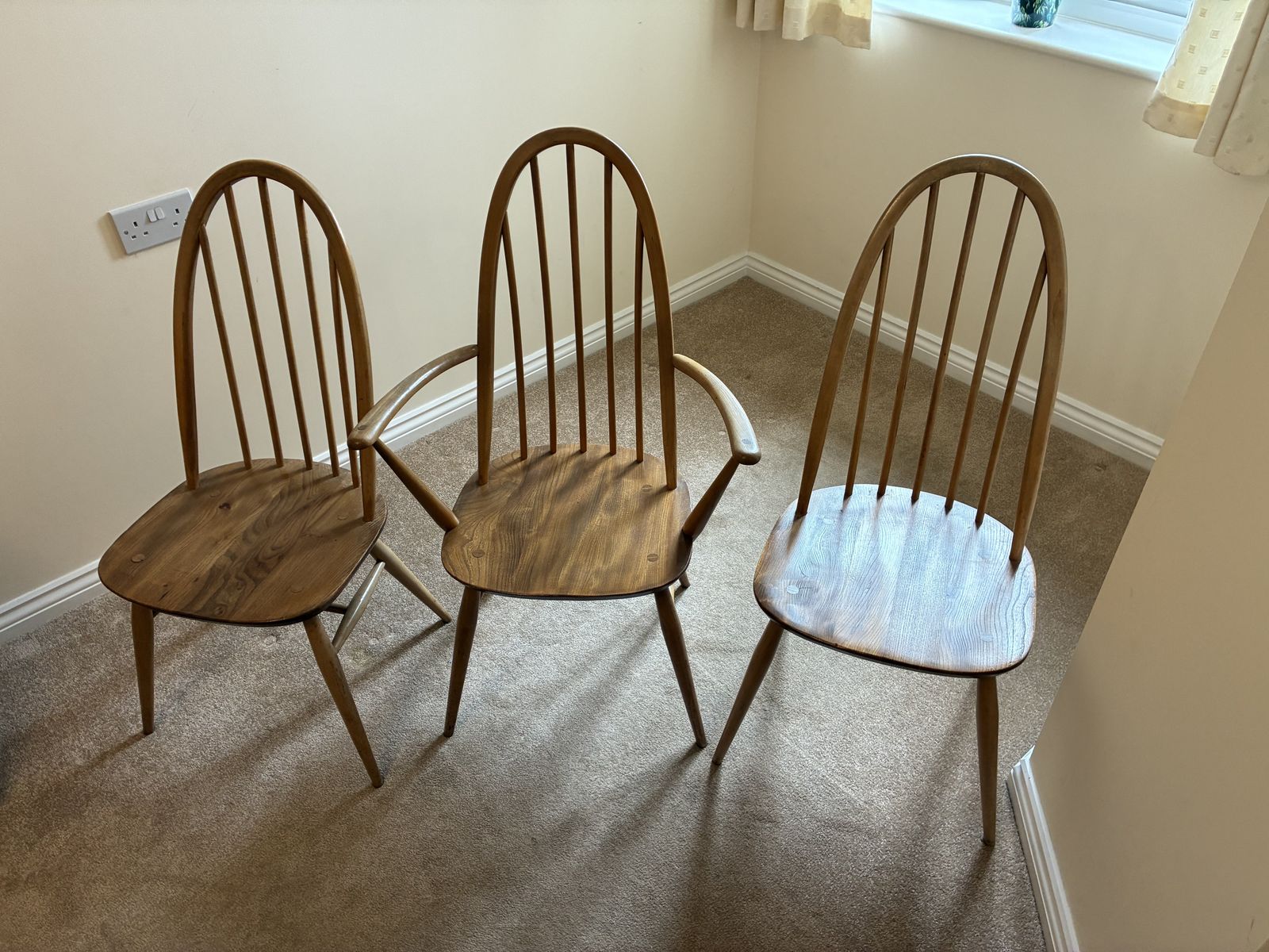 Set Of 6 Period Ercol Quaker Dining Chairs (2 Carver, 4 Standard)   Excellent Condition