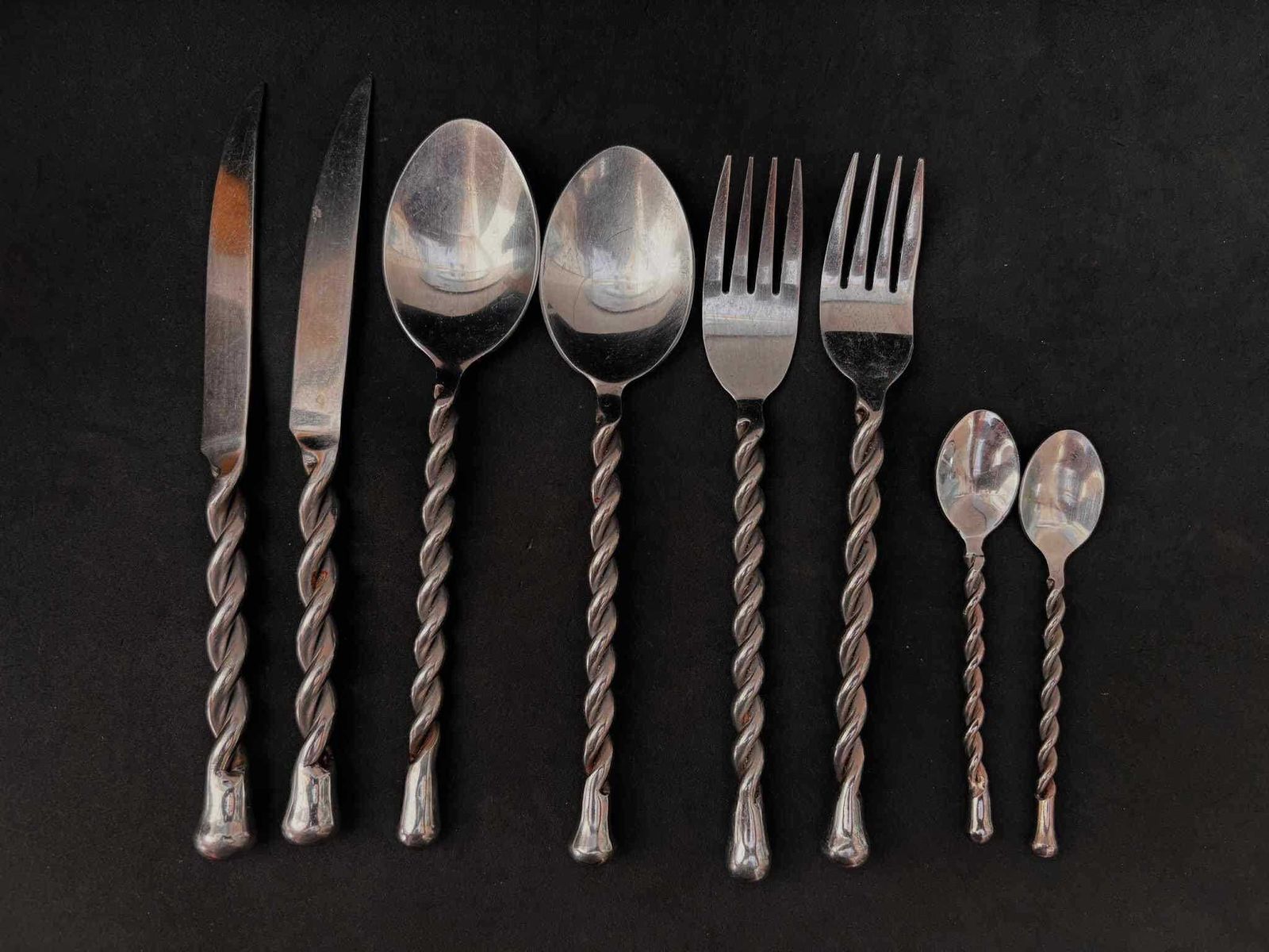 Set Van 8 Stuks Gesmeed Bestek – Frans, Gedraaid, Brutalist, Middeleeuws – Aanvullend Of Als Cadeau – Postmodern photo Woonaccessoires
