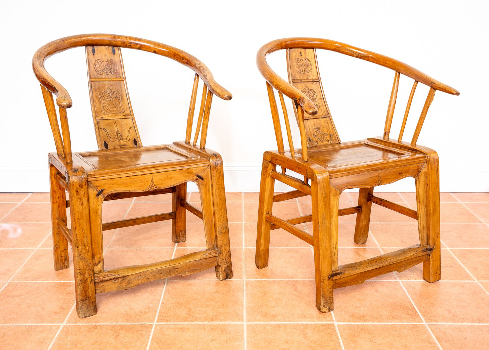 Pair Of Blonde Antique Chinese Armchairs Horseshoe Carved Motifs Country Grand Tutor Orienta.L Hall Throne Chairs Bohemian Country House photo Furniture