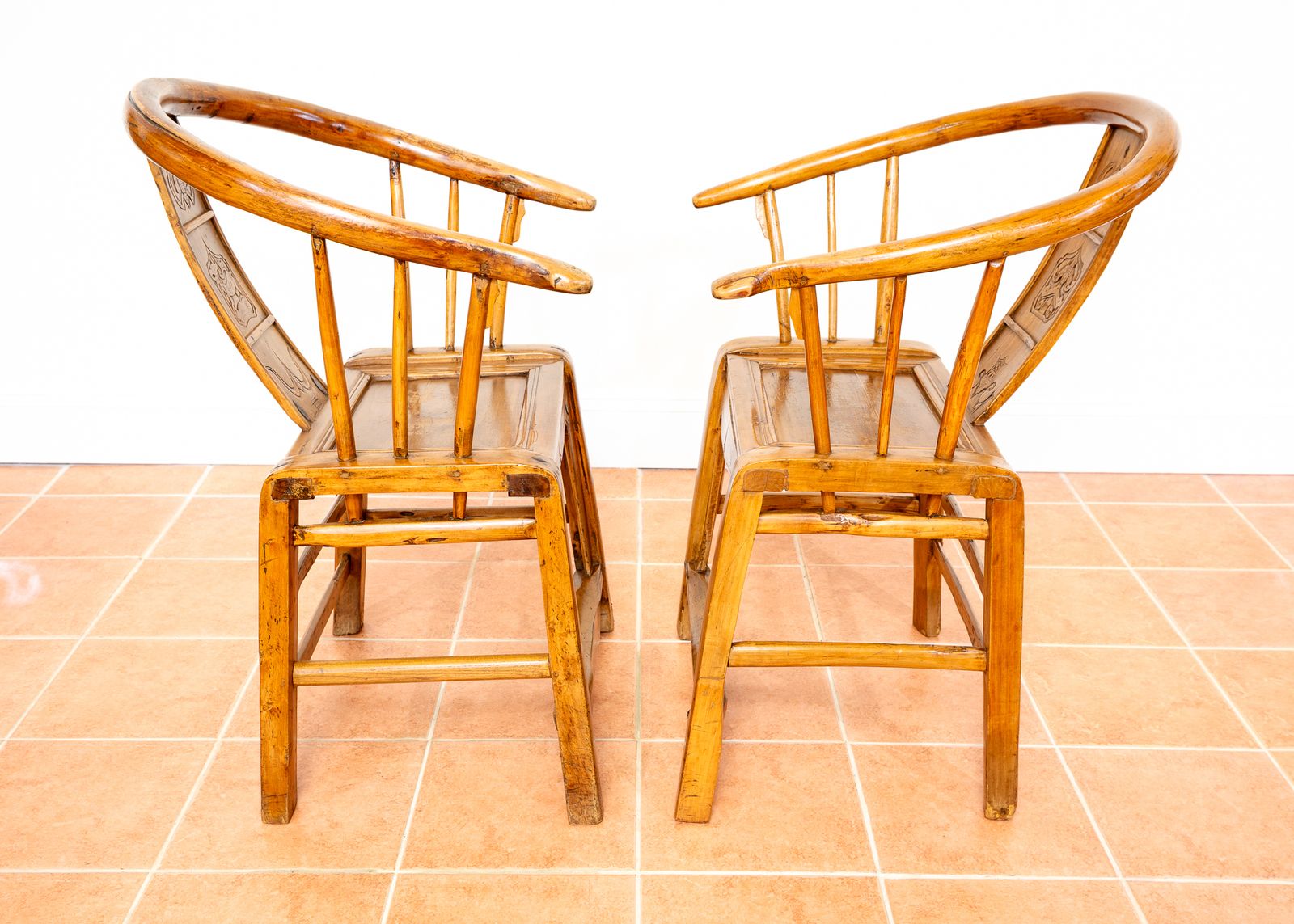 photo furniture Pair Of Blonde Antique Chinese Armchairs Horseshoe Carved Motifs Country Grand Tutor Orienta.L Hall Throne Chairs Bohemian Country House