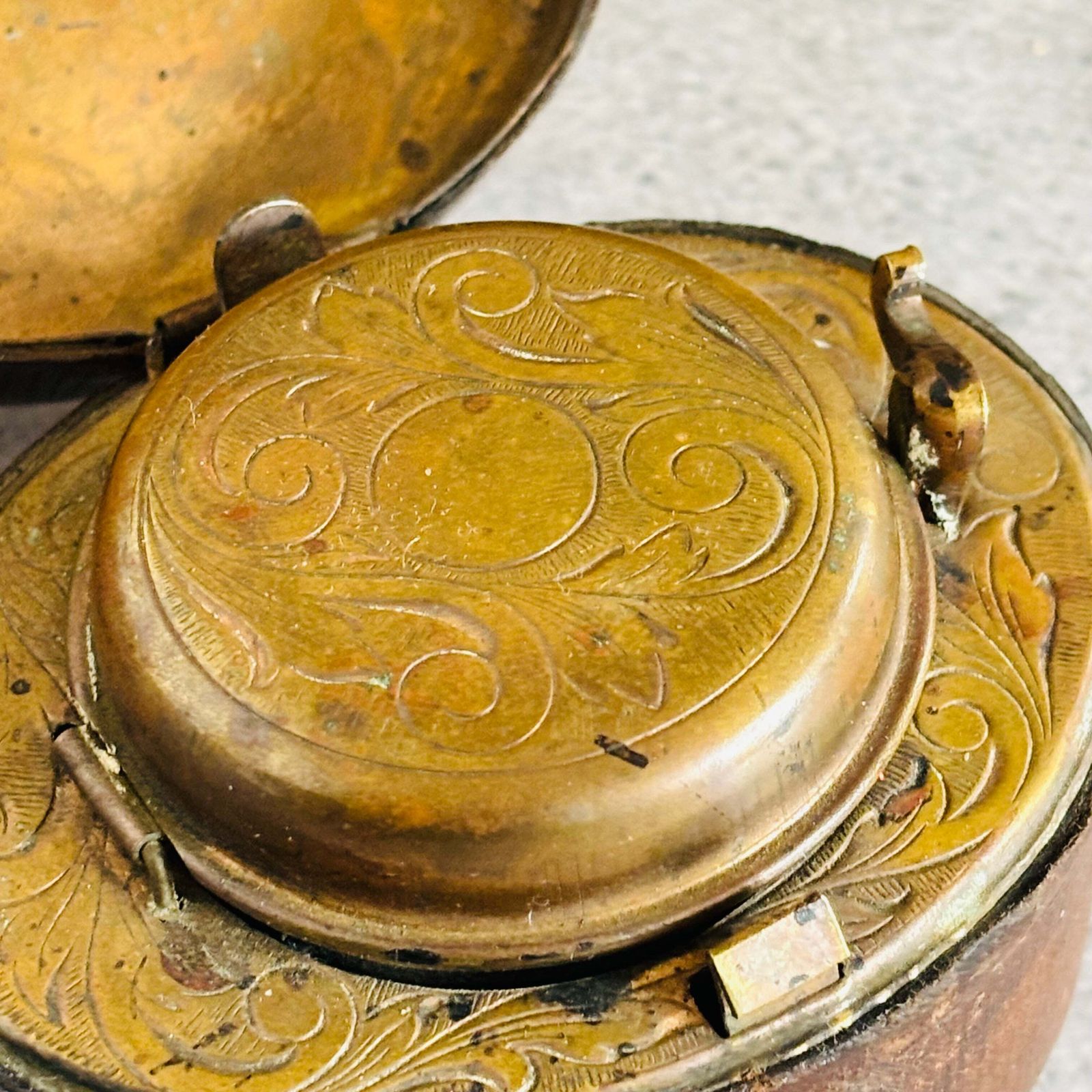 Large Victorian Oval Leather Covered Traveling Inkwell photo 120.0