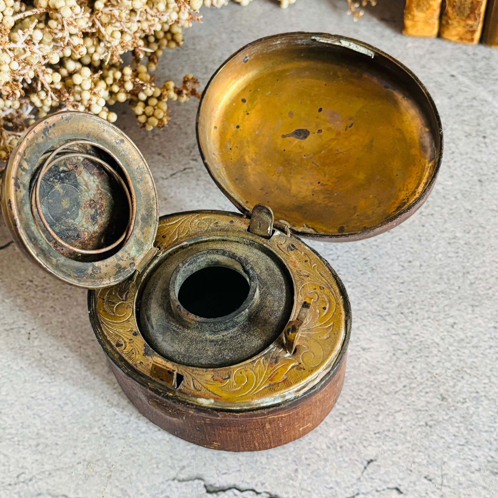 Large Victorian Oval Leather Covered Traveling Inkwell photo vinterior