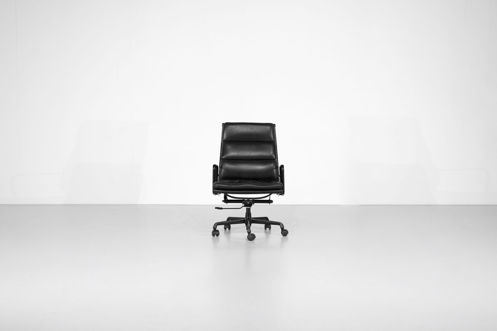photo furniture Armchair Soft Pad Chair "Ea 219" Charles Ray Eames, USA 1969.