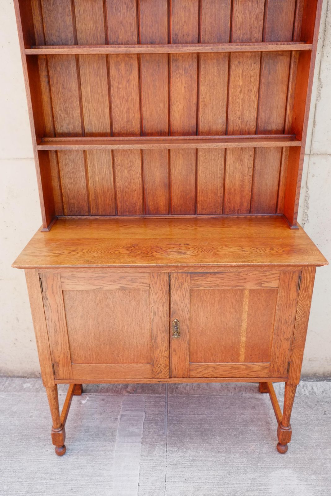 photo furniture Compact Antique Solid Oak Welsh Dresser With Plate Rack