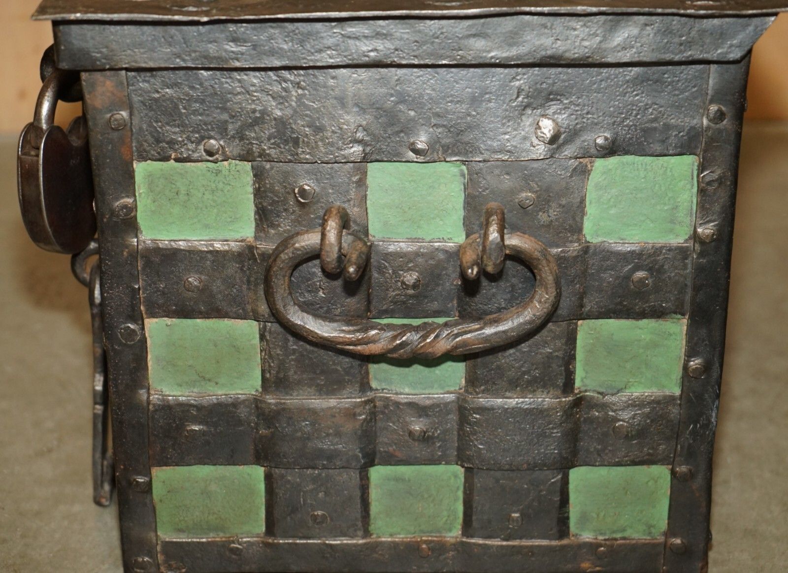 photo vinterior Fine Early 17th Century German Wrought Iron Safe Chest Trunk With Original Key