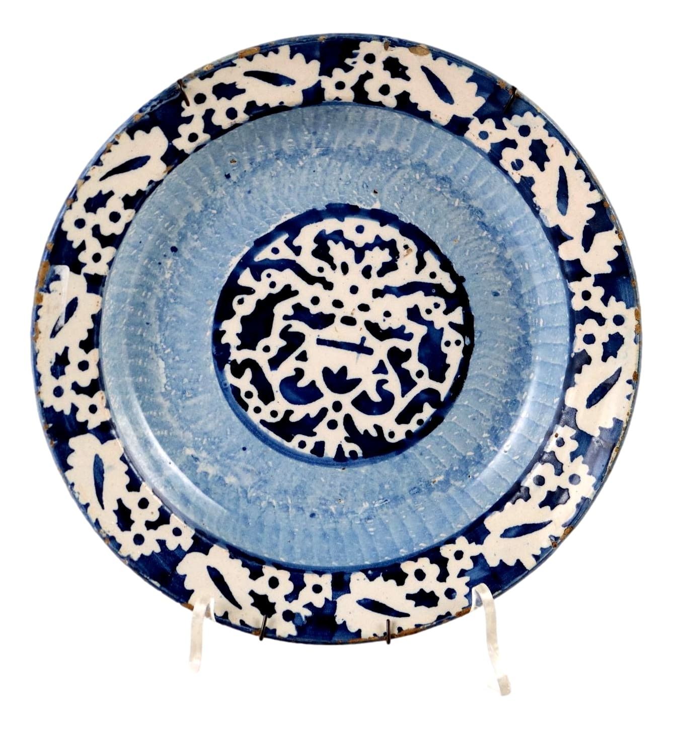 Assiette en majolique d'époque à décors, Italie, XVIIIe siècle