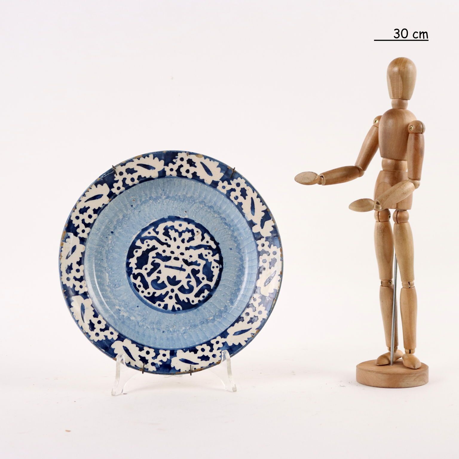 Assiette en majolique d'époque à décors, Italie, XVIIIe siècle photo furniture