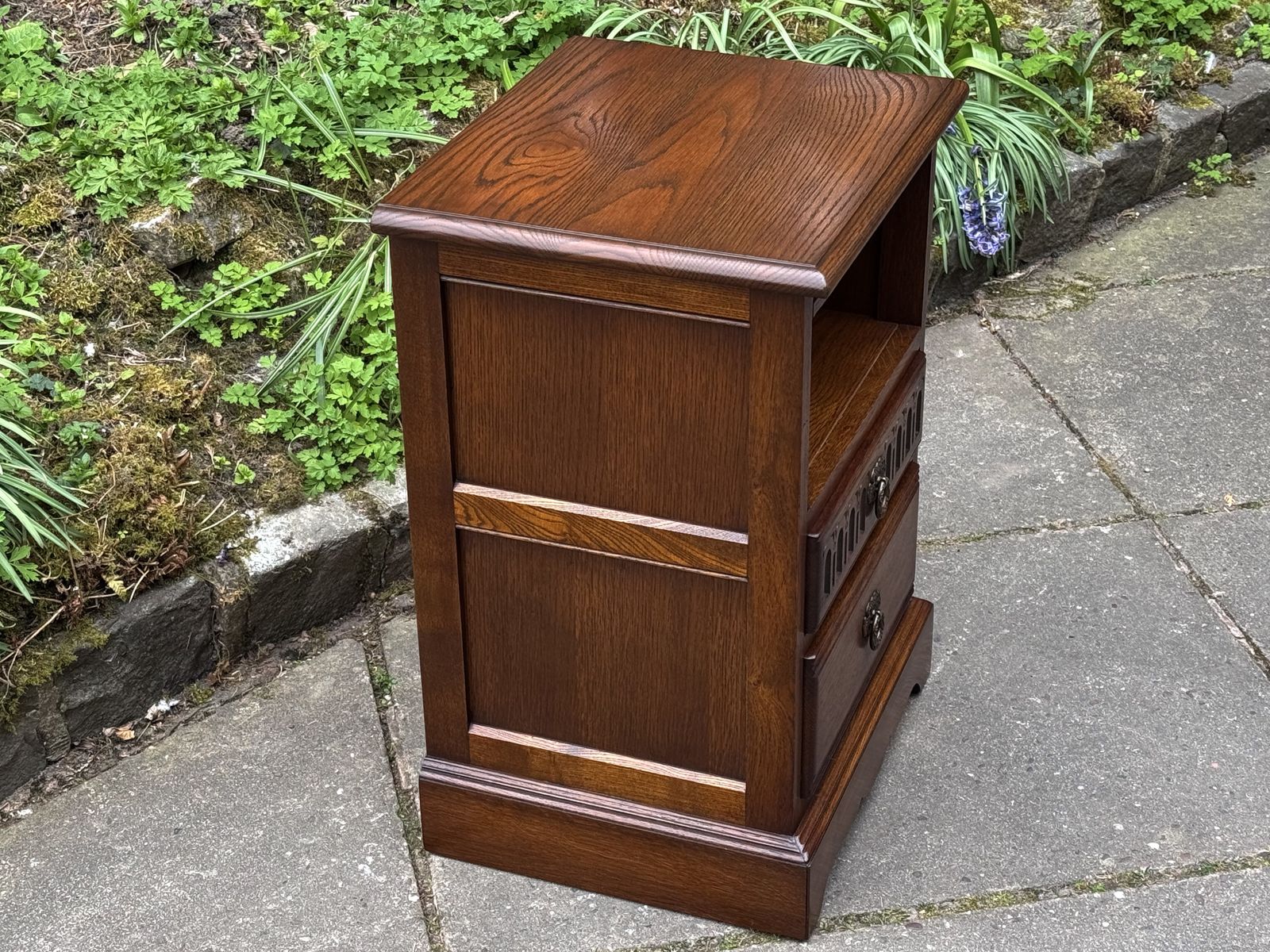 photo vintage A Matching Pair Of Wood Brothers Old Charm Light Oak Bedside Cabinets / Tables / Nightstands