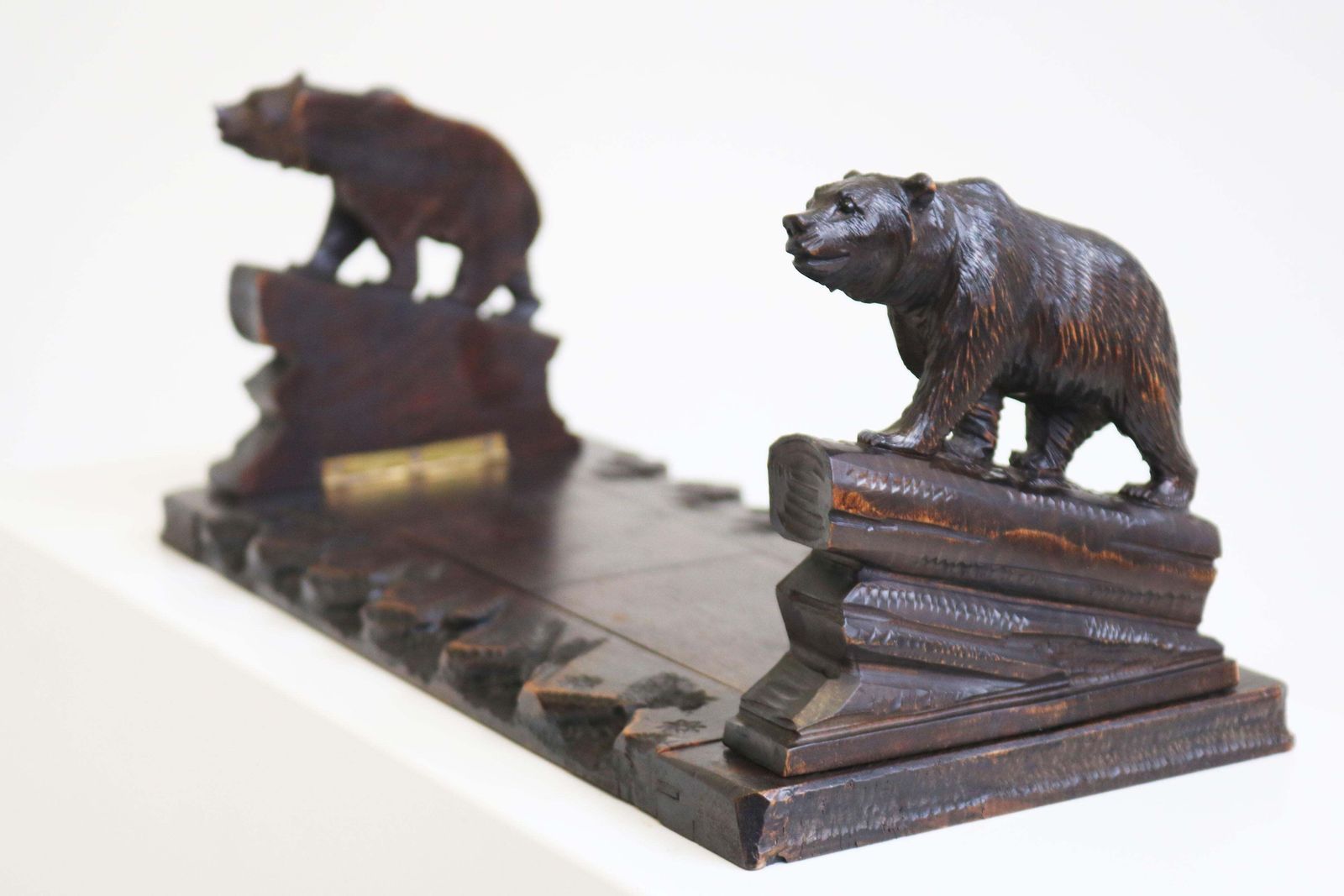 Antiek 19e Eeuws Zwart Woud Boekenrek Met Handgesneden Beren – Zwitserland photo furniture