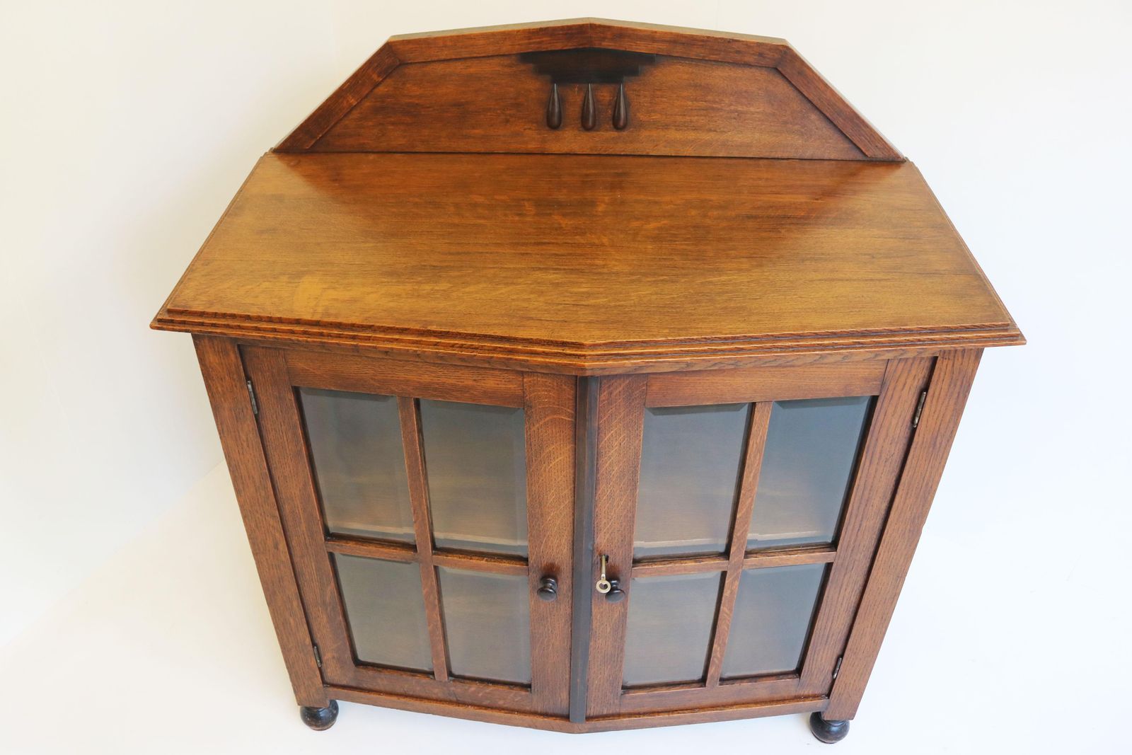 photo furniture Amsterdamse School Theekast / Vitrinekast Europees Eiken Geslepen Glas 1920