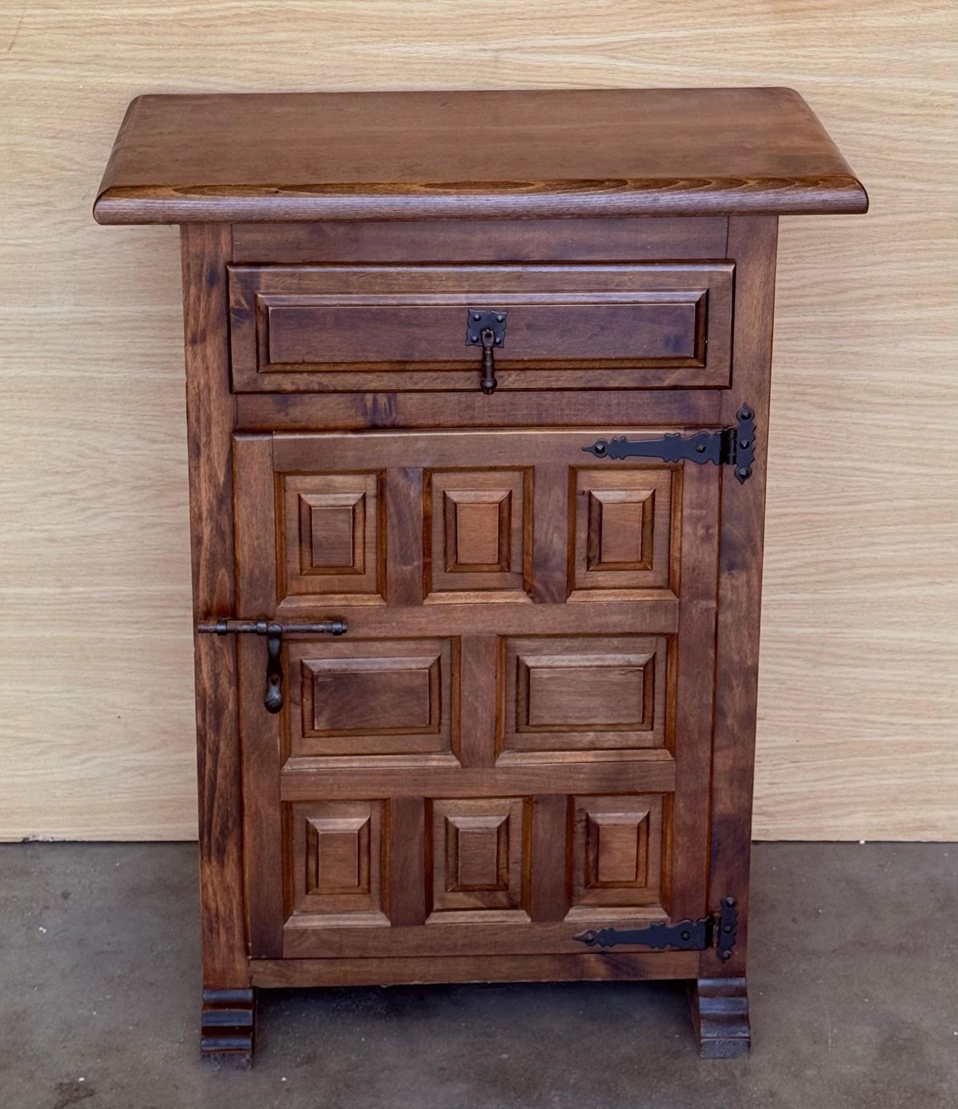 Tables de chevet espagnoles du XXe siècle avec tiroir et porte, 1920, lot de 2 photo for sale