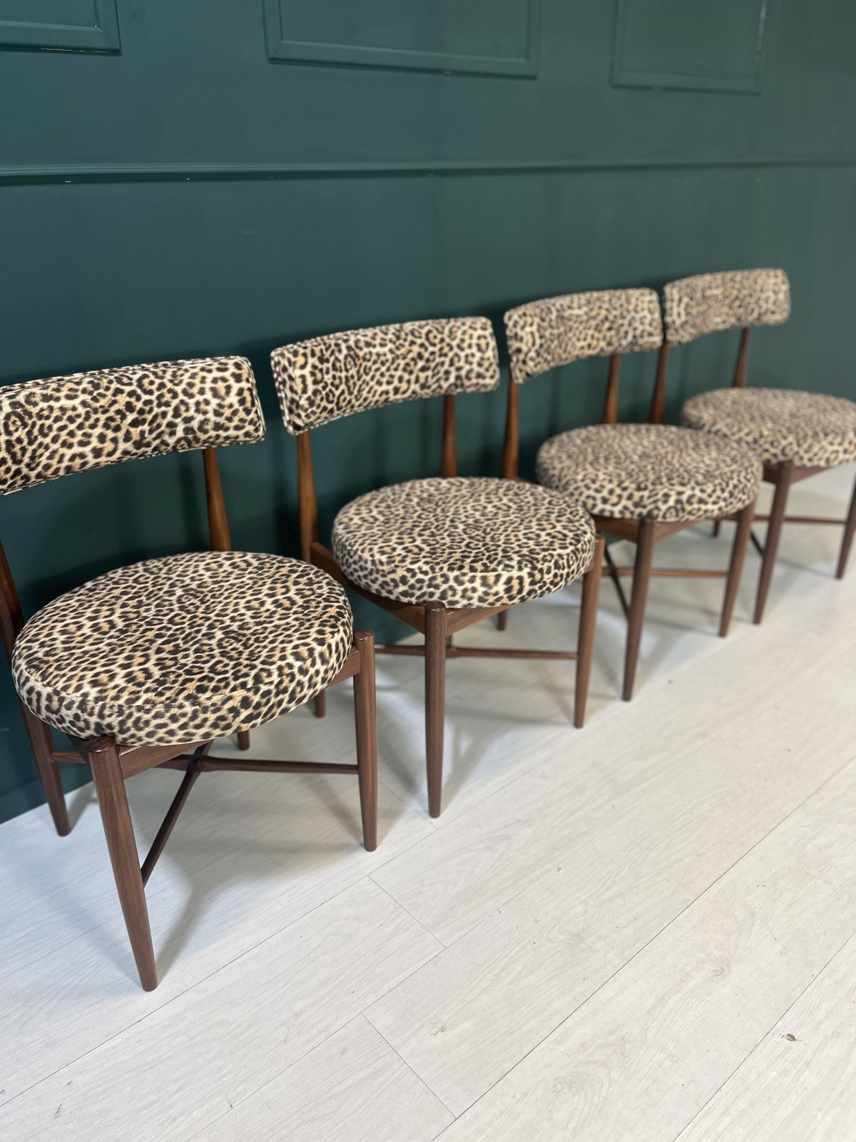 Gplan Round Extending Dining Table And 4 Round Dining Chairs From The Fresco Range photo 1250.0