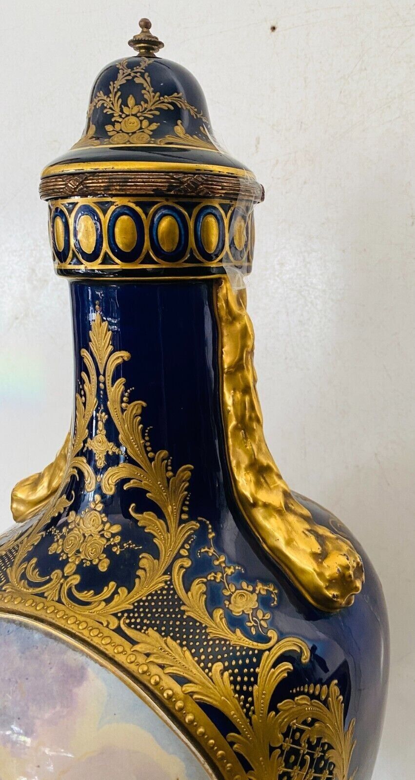 V Ase A Fond Bleu  Polychromé A Rehaut D'or XX Siècle Vase Sèvre Vase Couvert photo vinterior