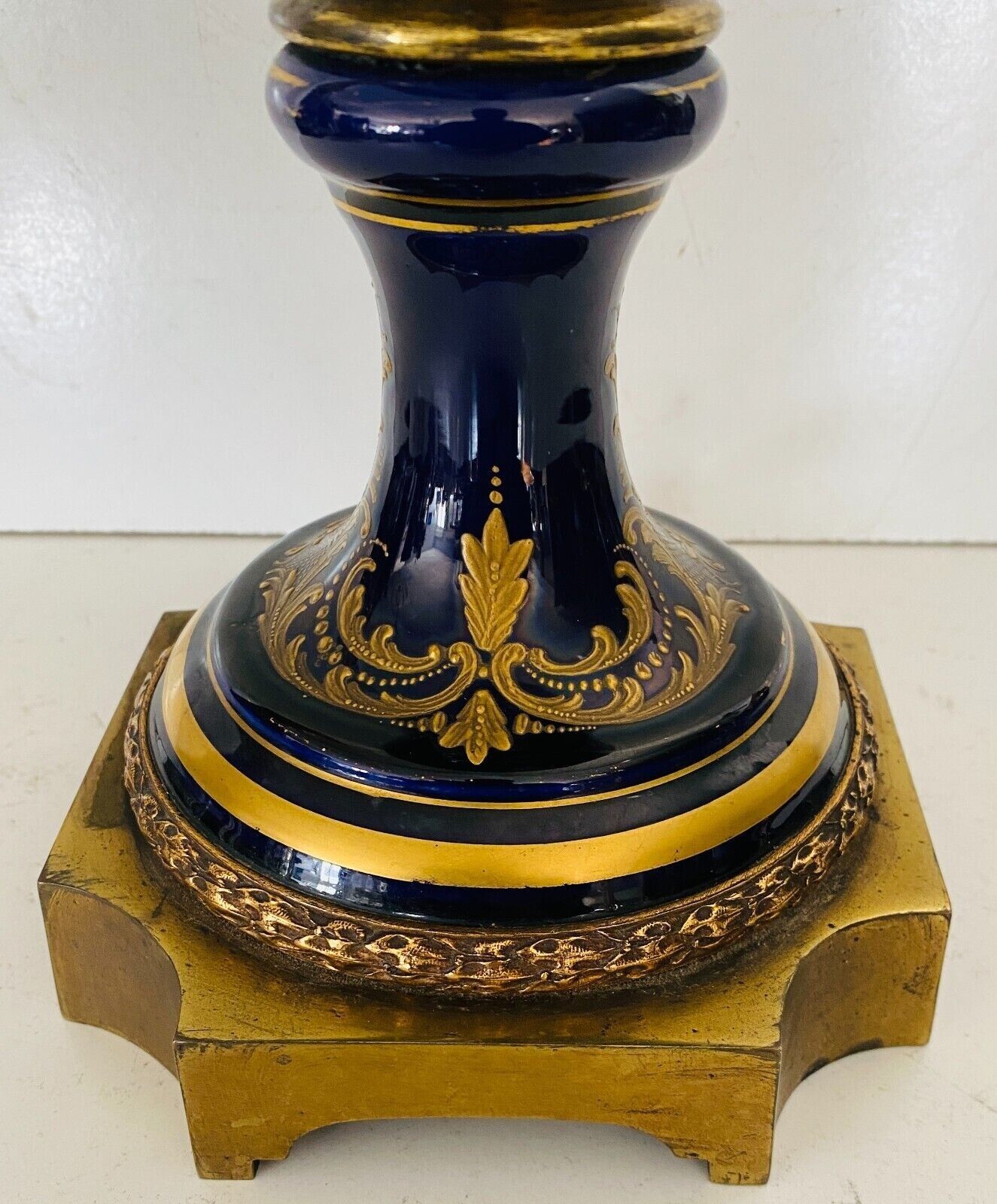 1065.9 V Ase A Fond Bleu  Polychromé A Rehaut D'or XX Siècle Vase Sèvre Vase Couvert photo