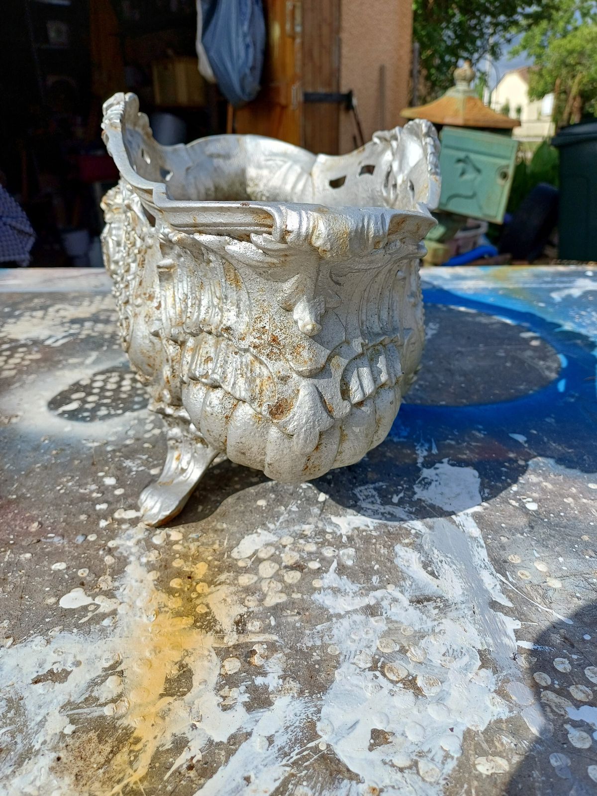 photo furniture Pair Of 1900 Cast Iron Planters From Charleville Mézières In Rocaille Style