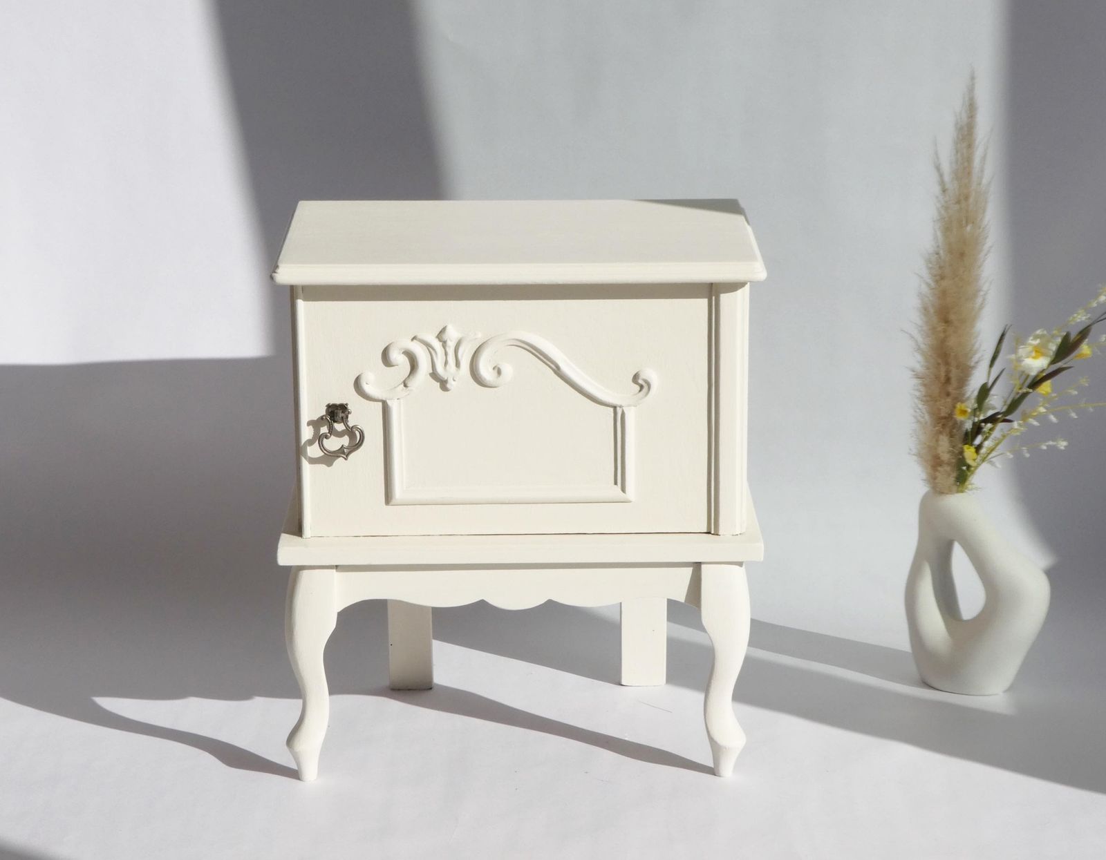Vintage Queen Ann Wooden Nightstand In Off White Colour, Shabby Chic Bedside Table, Side Table, Farmhouse Decor