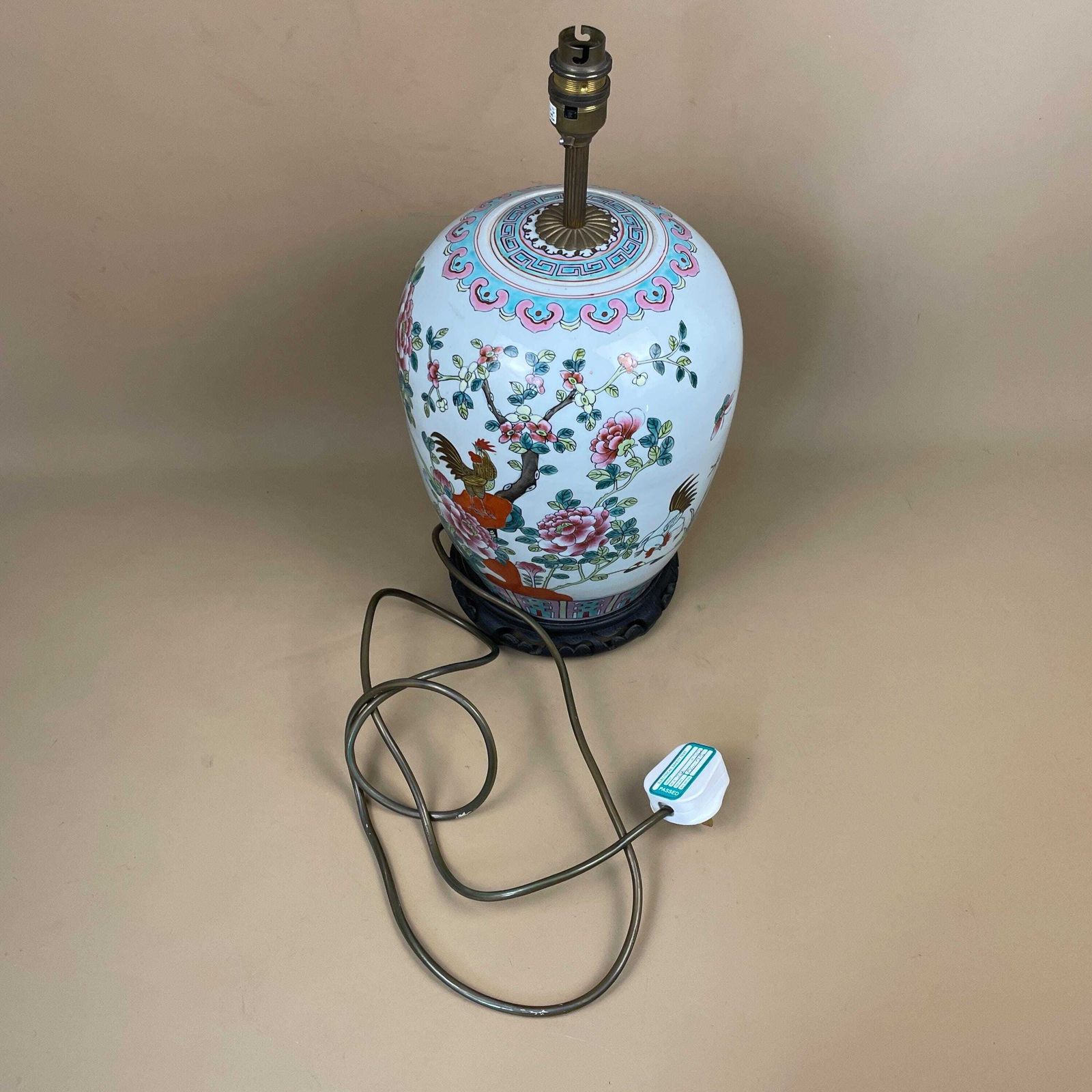 photo furniture Vintage Ceramic Lamp Light Bedside Table Hand Painted Roaster Floral Design Pattern Wood Base Oriental Chinese Vase White Antique Brass