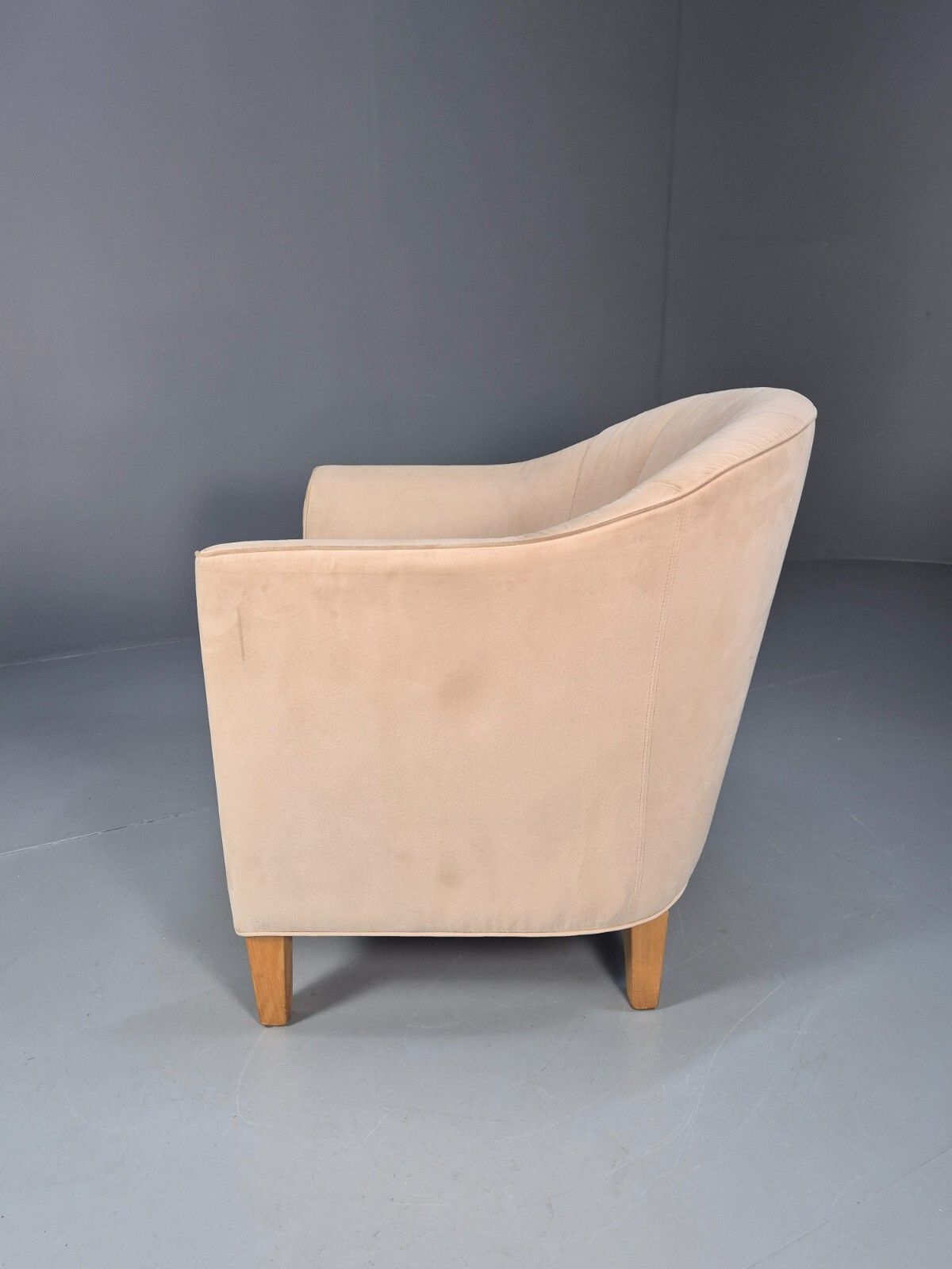 photo vintage Mordern Danish Cream Faux Suede Tub Chair Beech Legs Eb9308 Mnor
