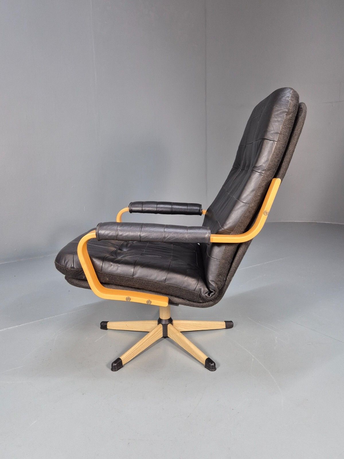 photo vintage Vintage Danish Black Leather And Vinyl Swivel Chair 1980s Retro Mcm Eb9296 Mswi