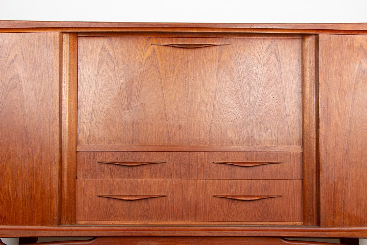 Buffet danois en teck par Ærthoj Jensen and Mølholm Herning, années 1960. photo for sale