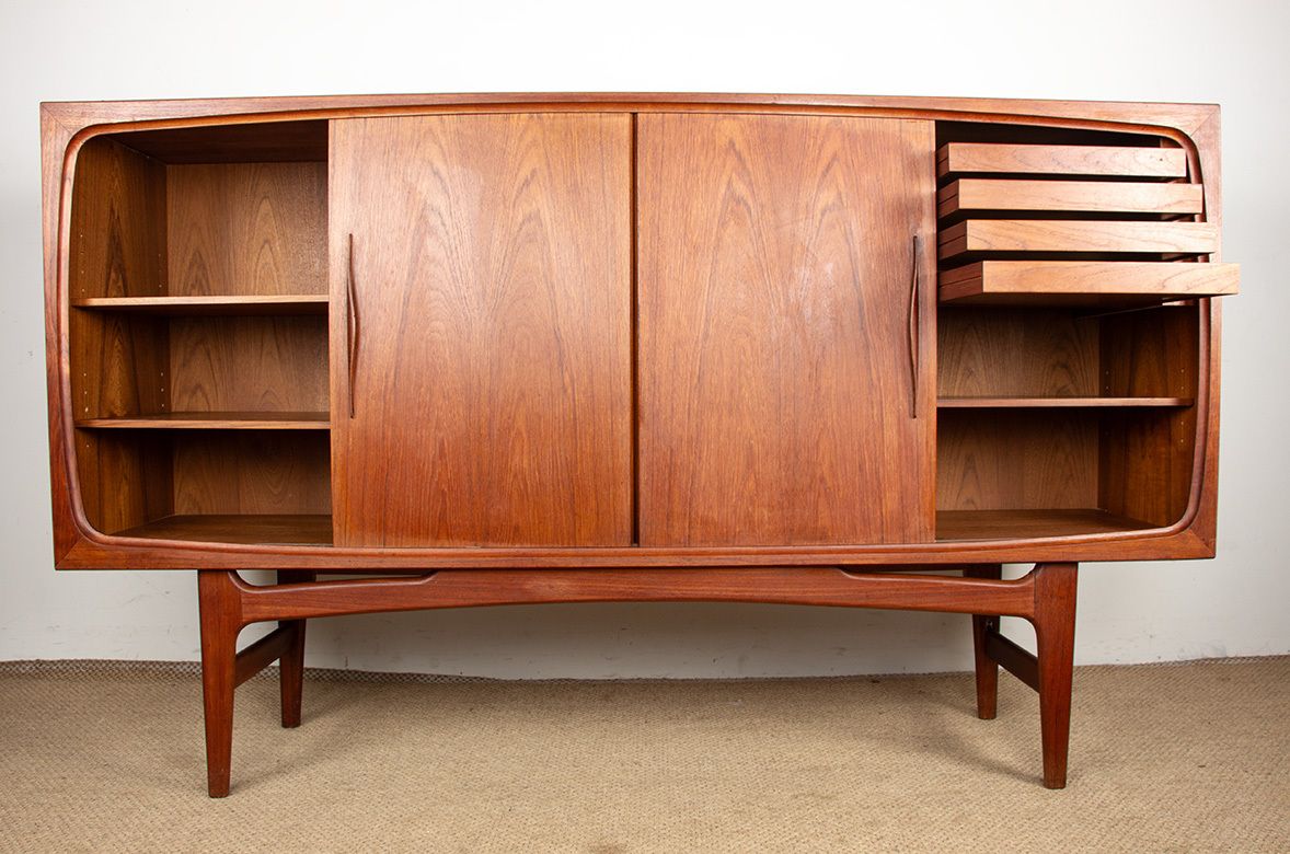 photo vinterior Buffet danois en teck par Ærthoj Jensen and Mølholm Herning, années 1960.
