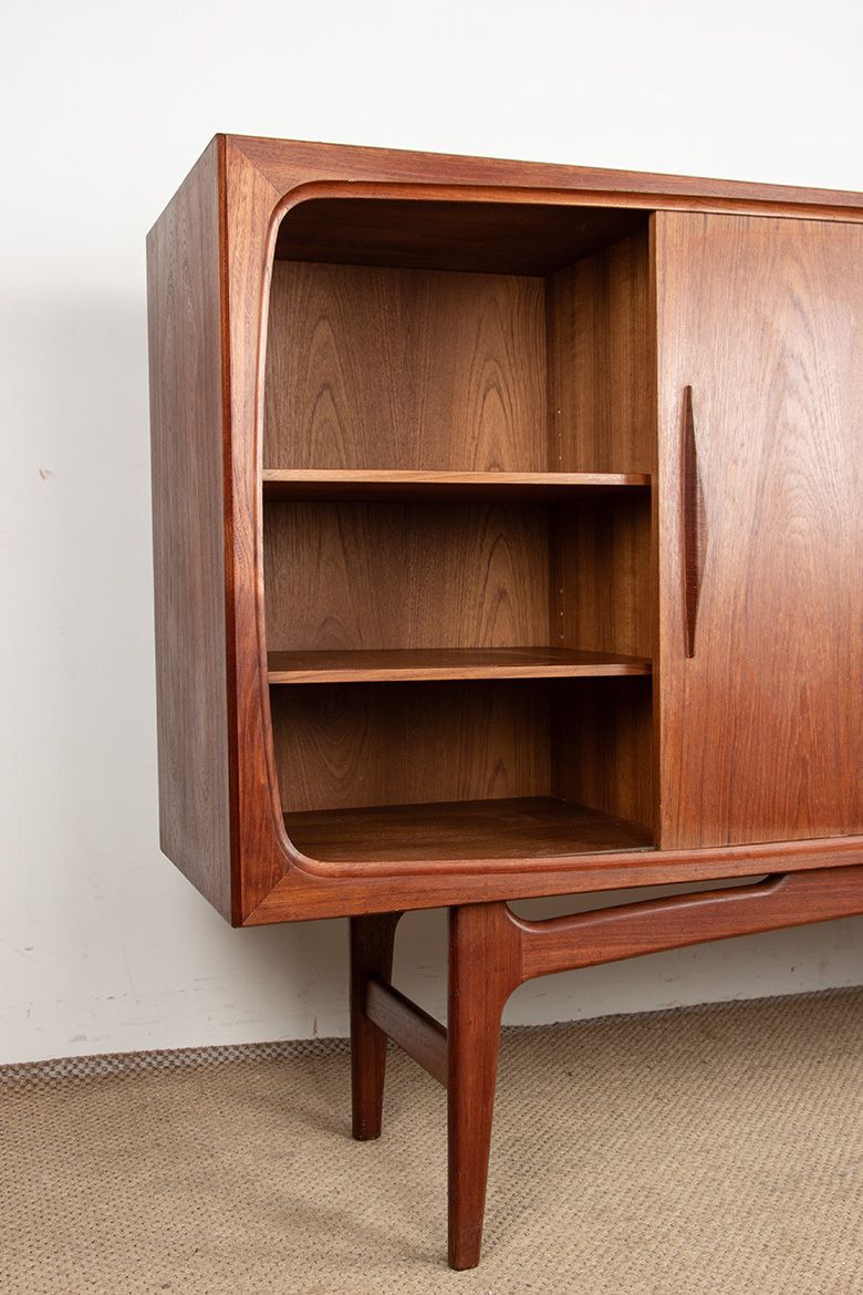 photo vintage Buffet danois en teck par Ærthoj Jensen and Mølholm Herning, années 1960.