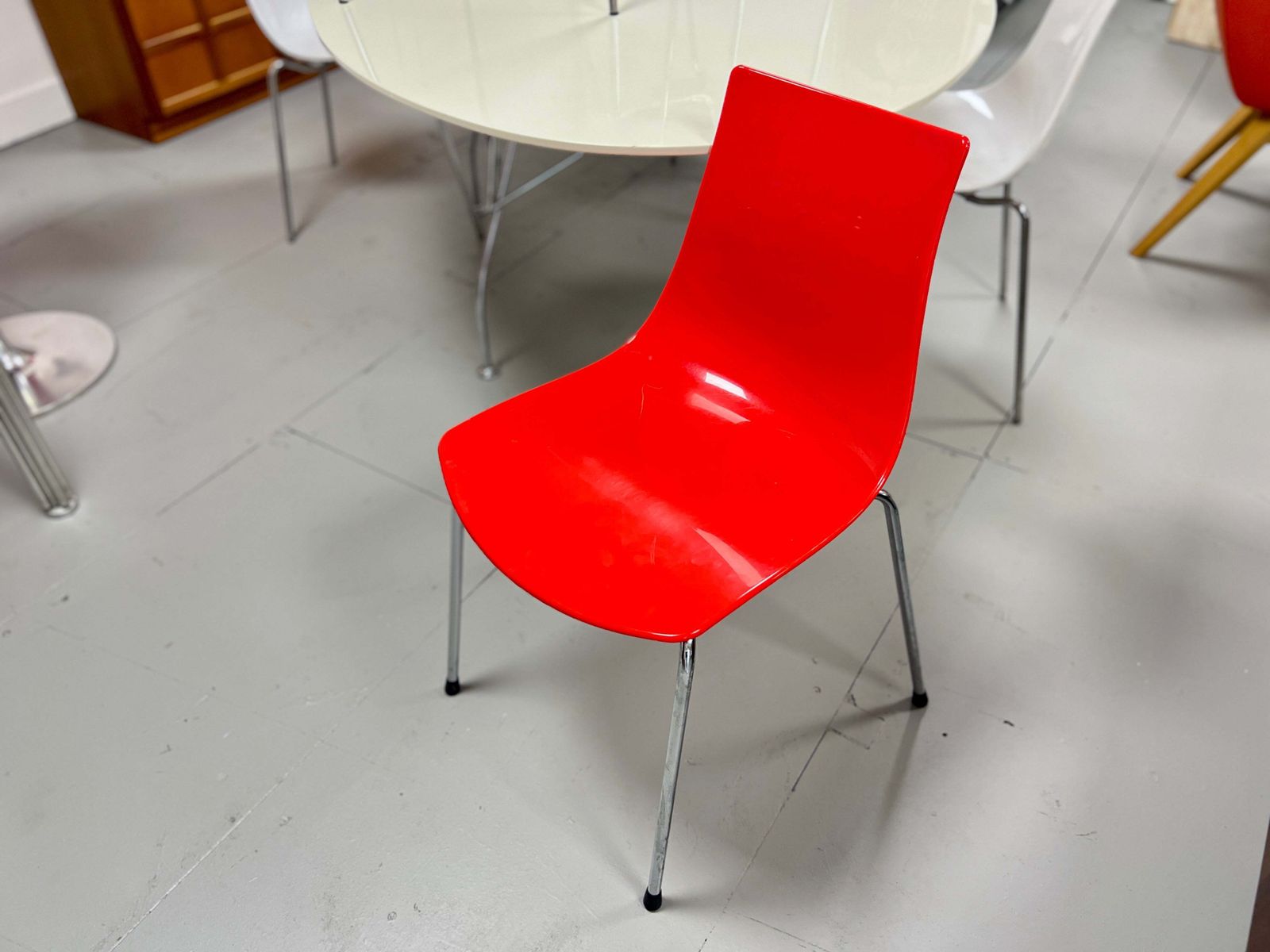 Set Of 6 Calligaris Ice Dining Chairs, 4 White, 2 Red photo 345.0