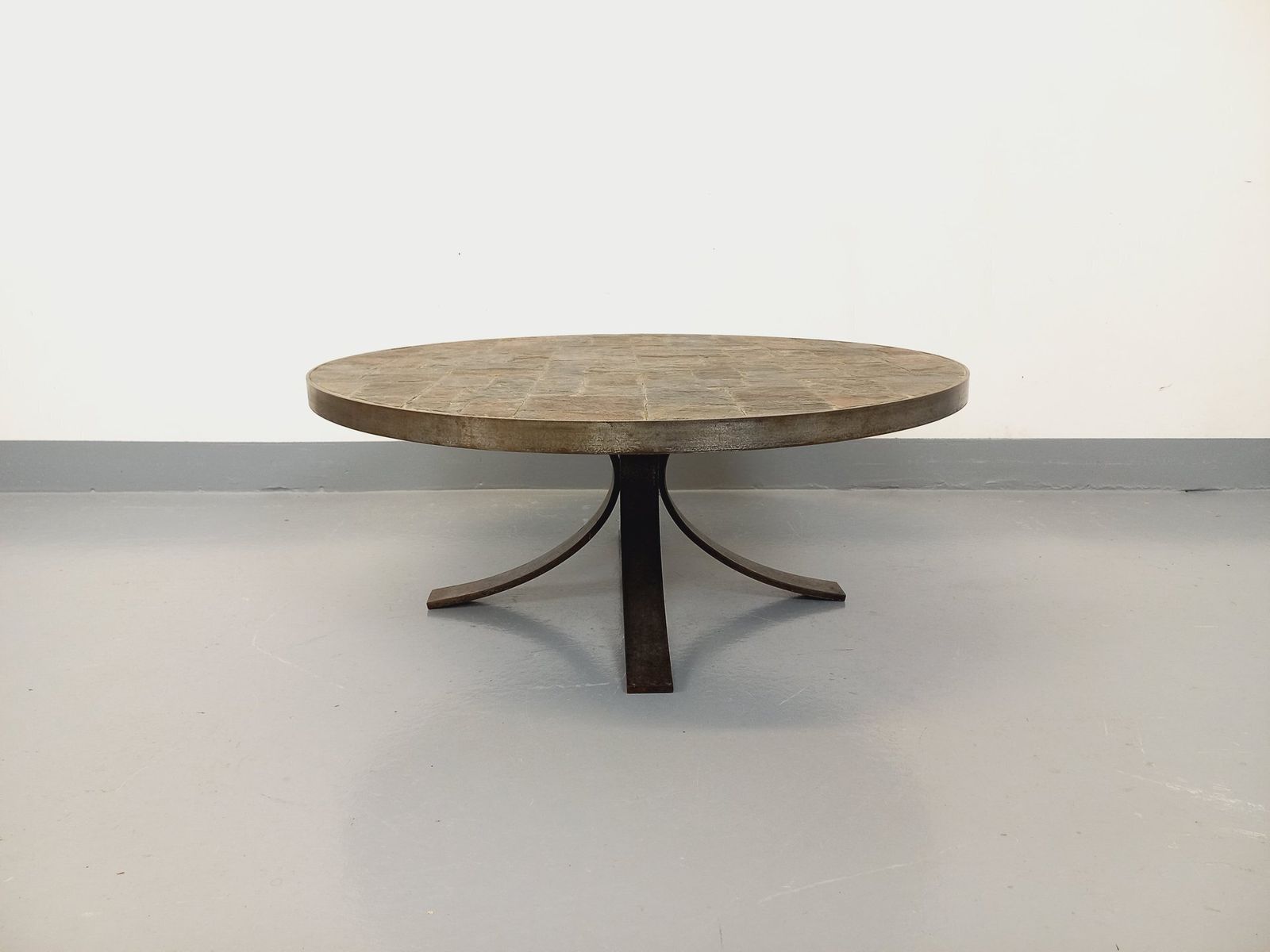 Brutalist Round Coffee Table In Metal And Slate photo vinterior