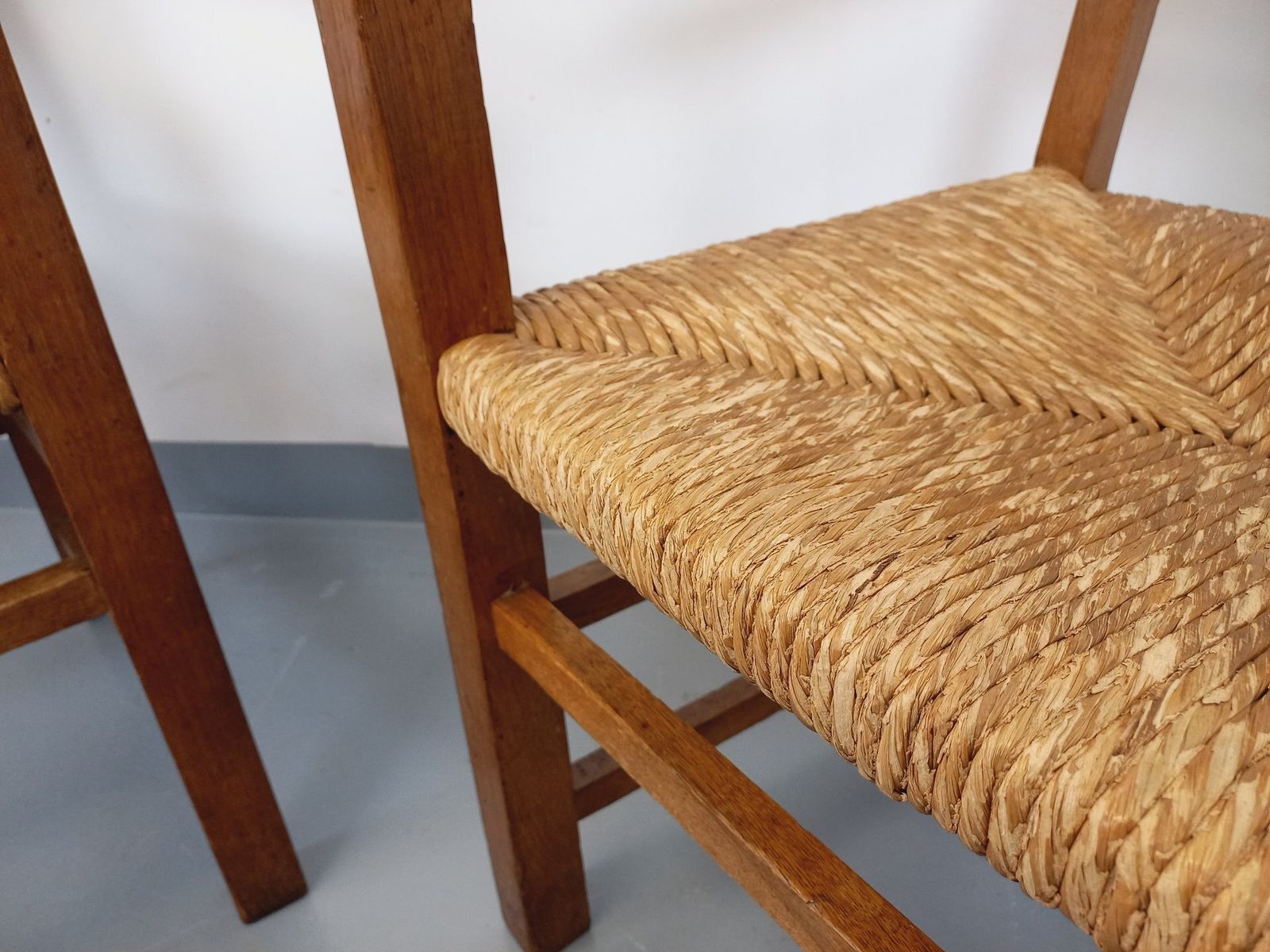 photo vinterior 2 Brutalist Armchairs In Oak And Straw