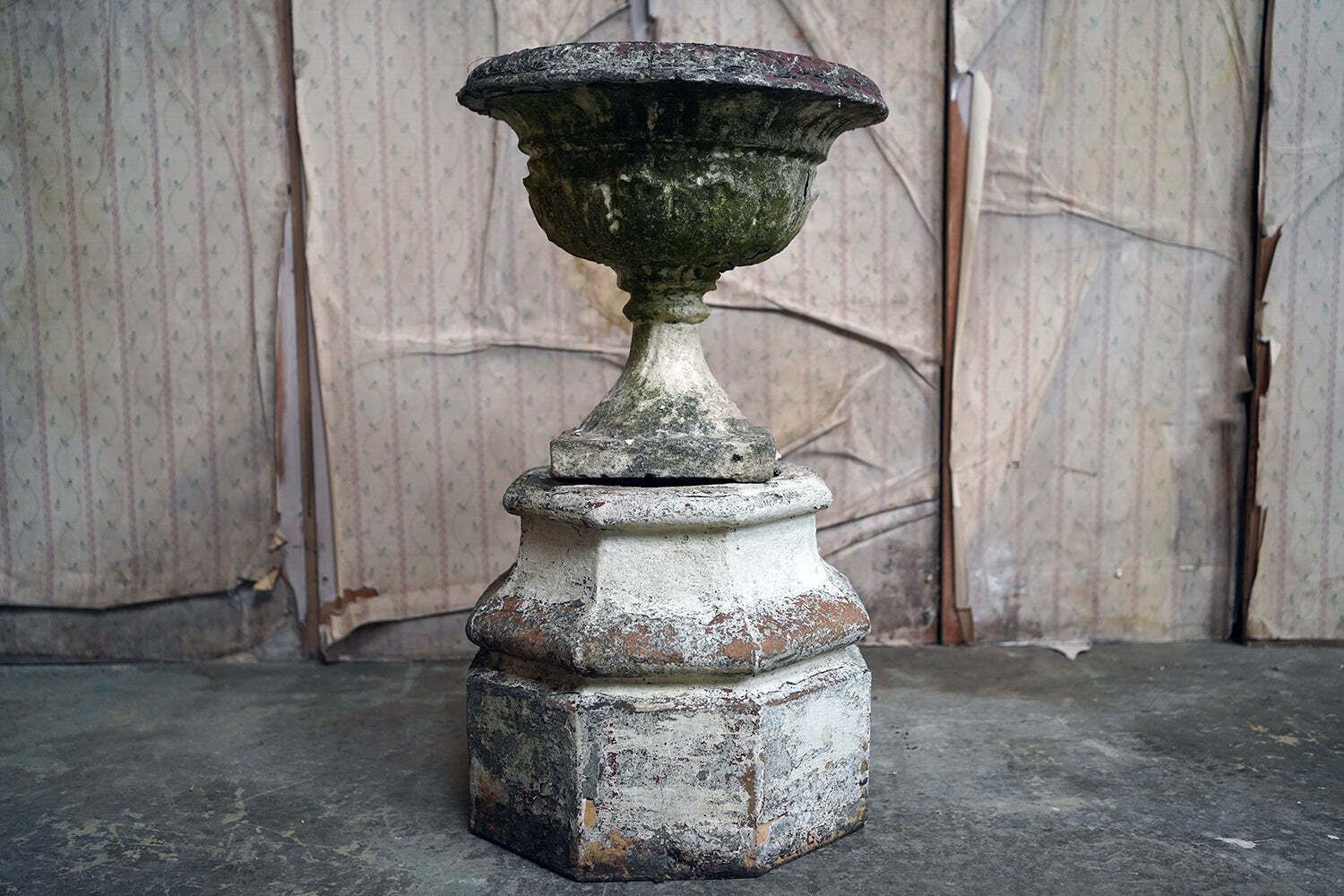 photo vintage A Late 19thc Painted Stone Garden Tazza Urn On Stand C.1900