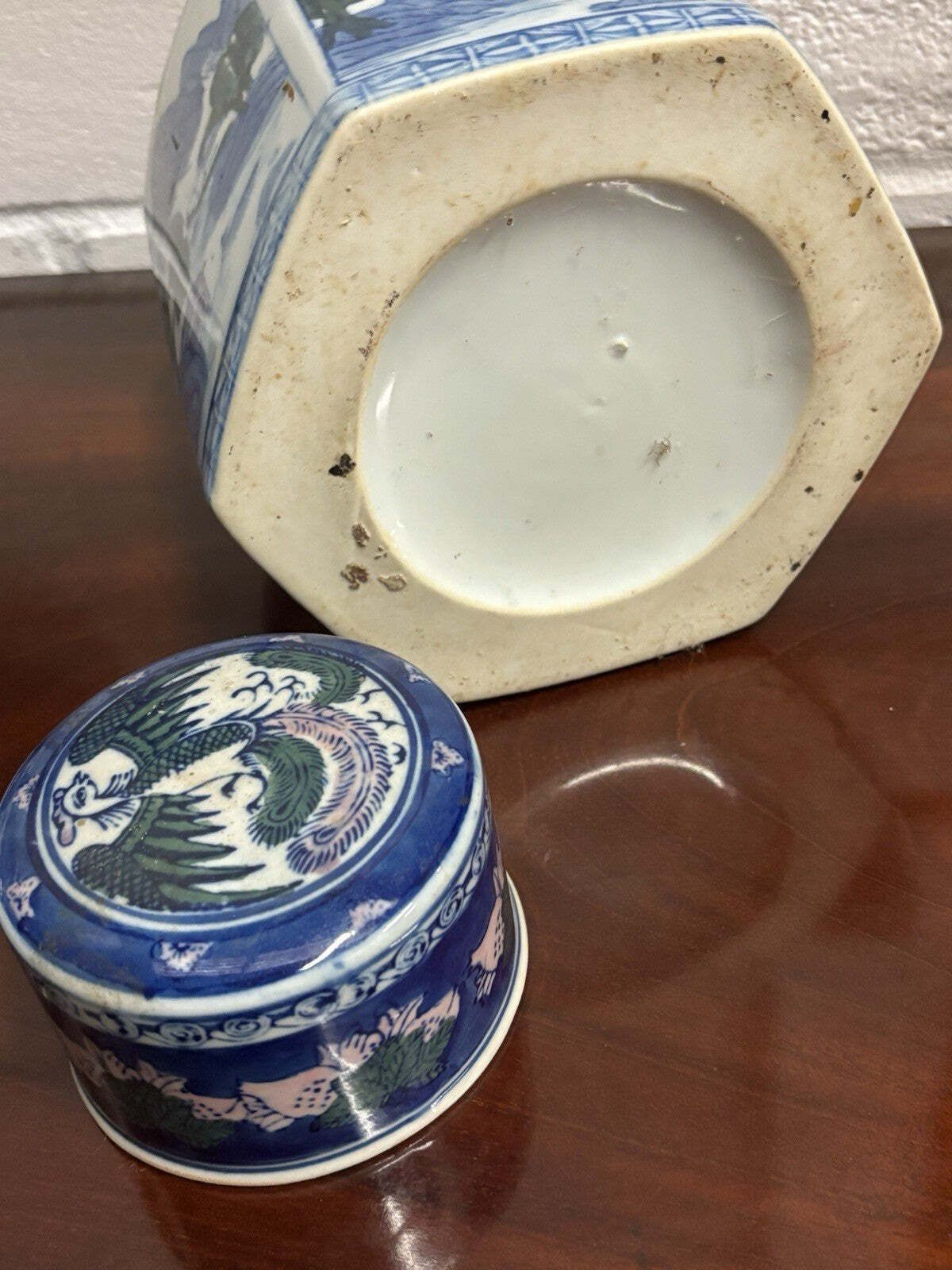 photo furniture Collection Of Chinese Pots, Vases And Boxes