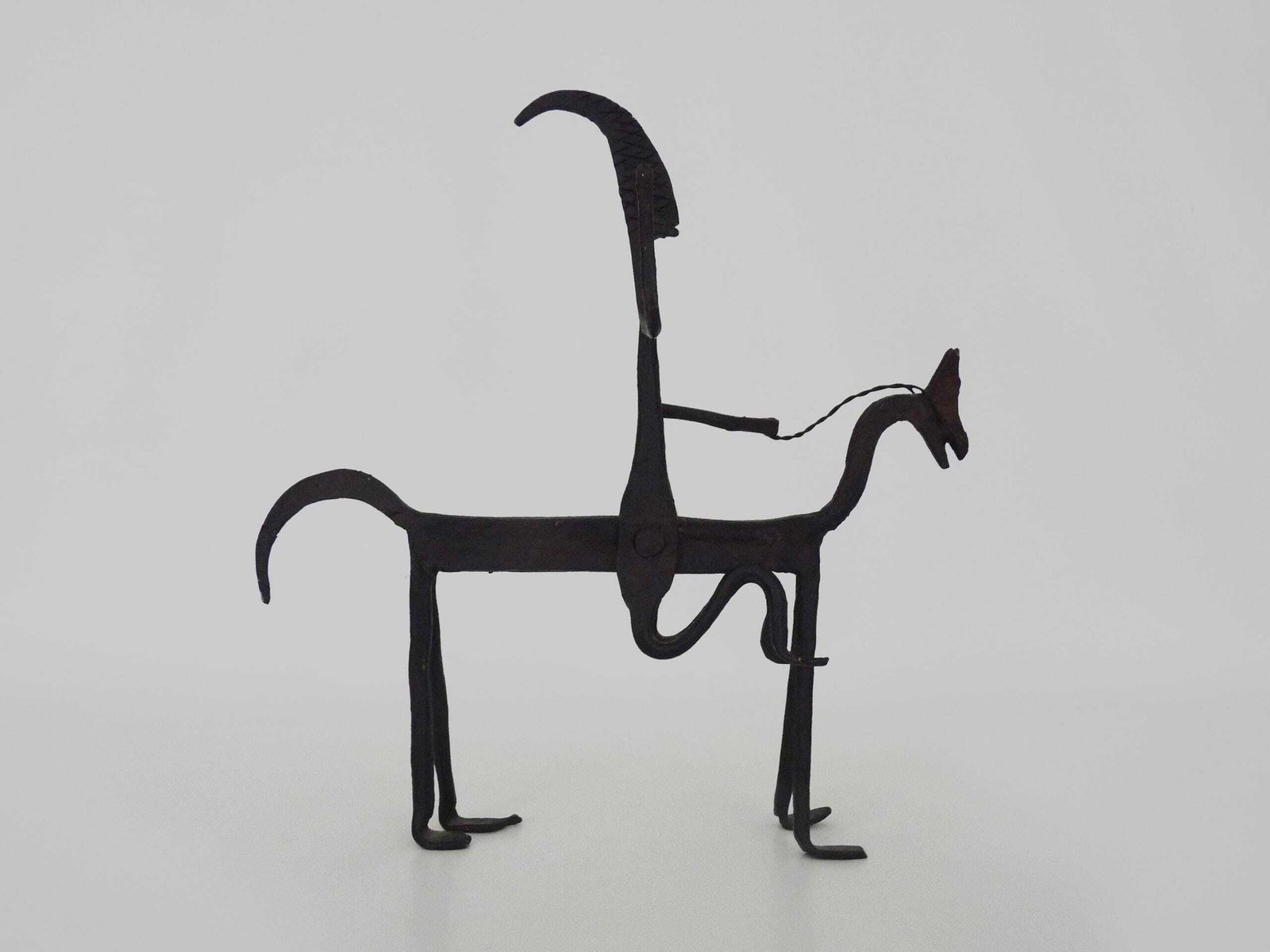 Smeedijzeren Sculptuur Van Een Dogon Ruiter Uit Mali, Tribale Kunst. Afrikaanse Kunst. Afrika photo furniture