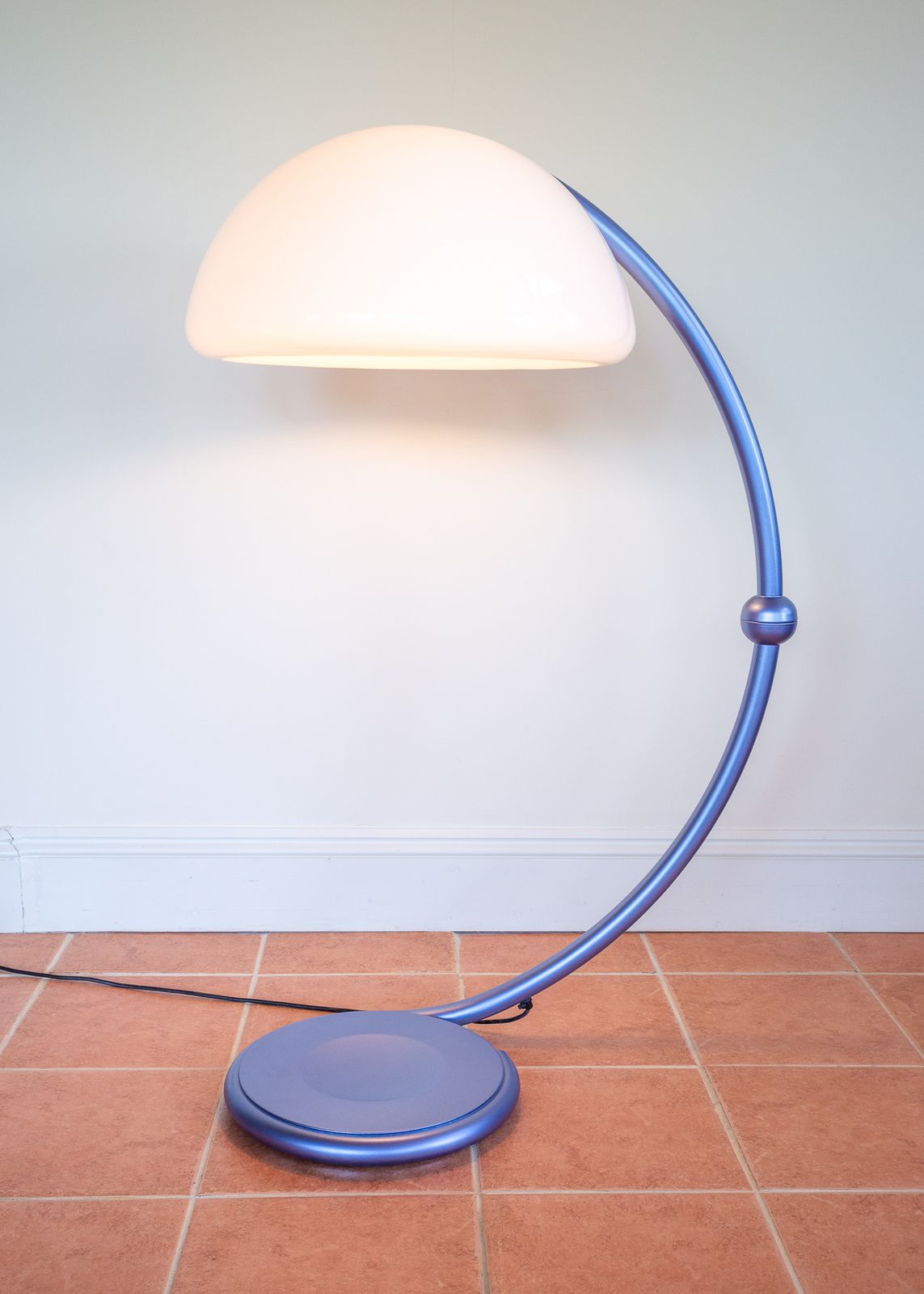 photo vintage Large Space Age Floor Lamp By Elio Martinelli Serpente Lamp Ferrari Blue Italian Designer Mid Century Mcm Martinelli Luce Adjustable Reading Lamp