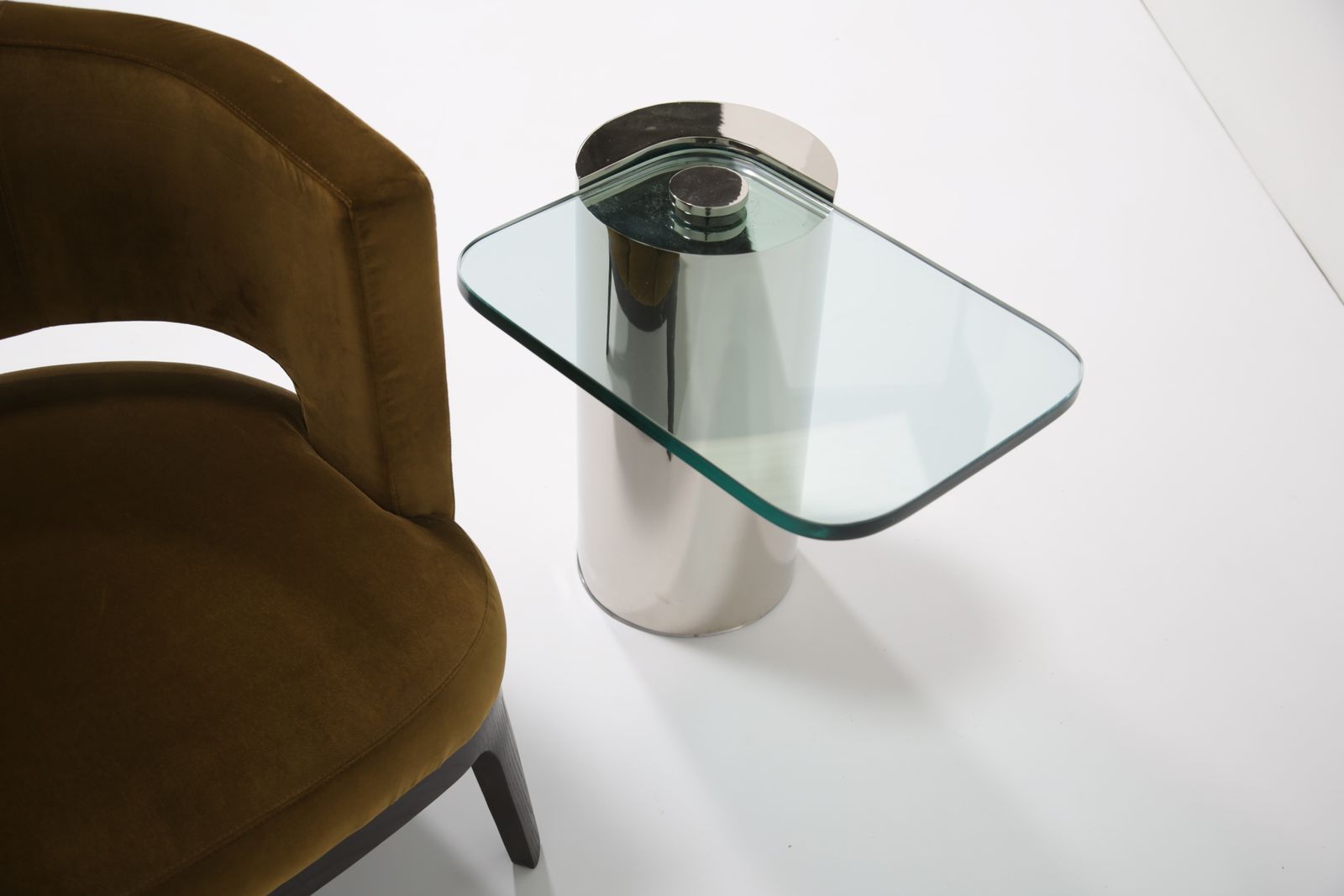 photo vinterior Mid Century Chrome And Glass Cantilever Cocktail Table By Karl Springer, 1970s.
