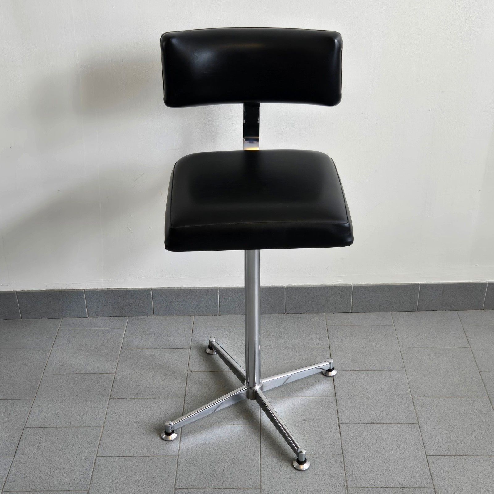 Vintage 1960s Black & Metal Chrome 60s Retro Swivel Skai Bar Stool photo for sale