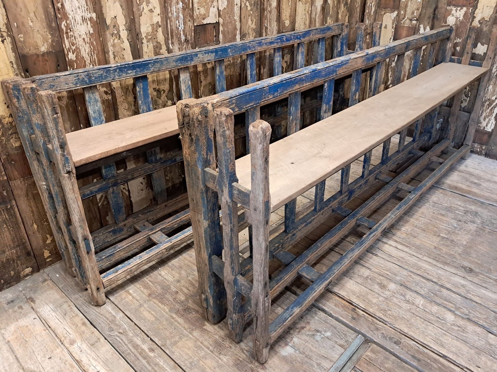 photo vinterior Rustic Haycart Shelves