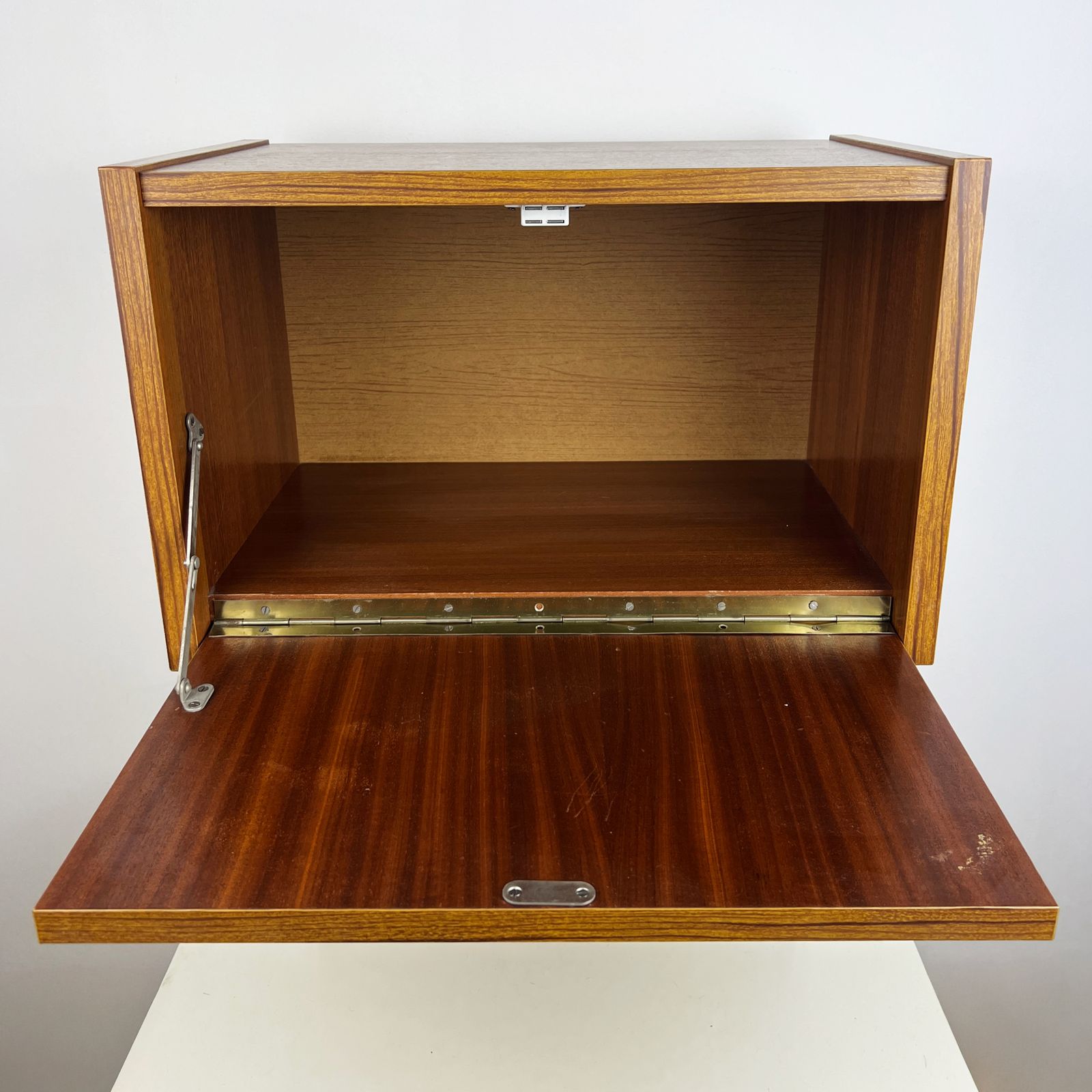 photo furniture Mid Century Modern Scandinavian Side Table