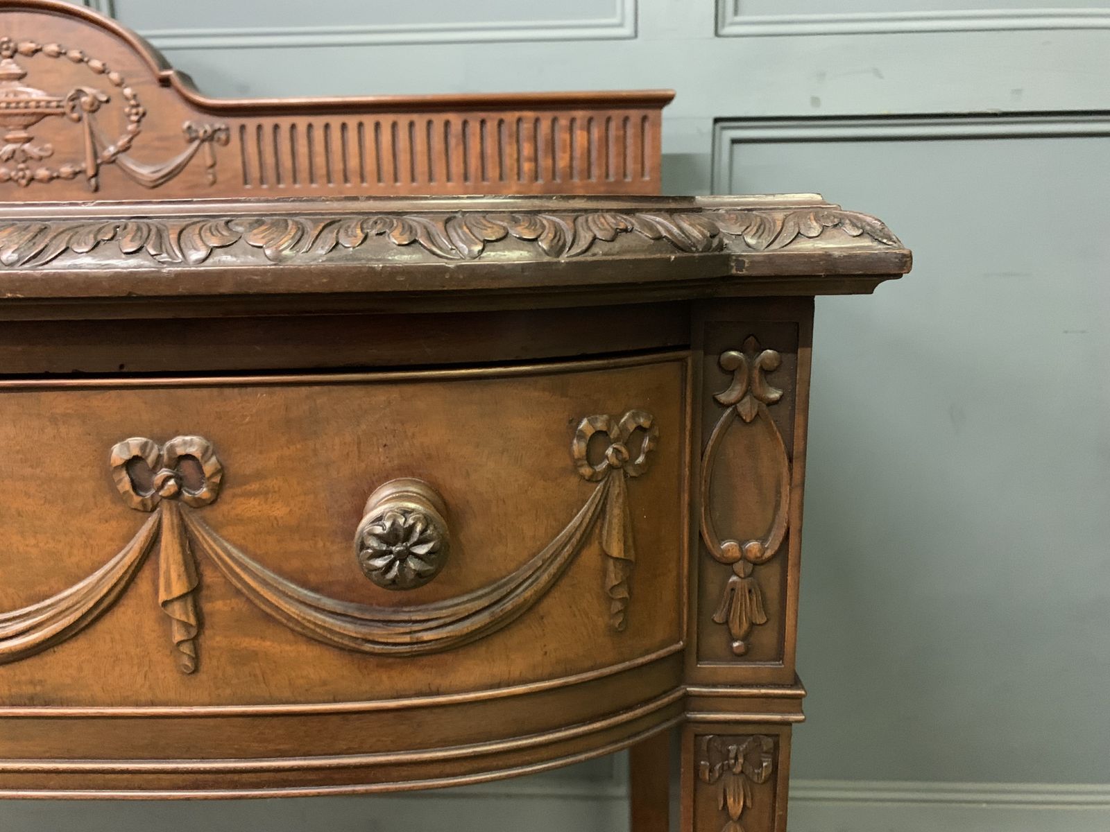 photo vinterior Adams Style Mahogany Side Table