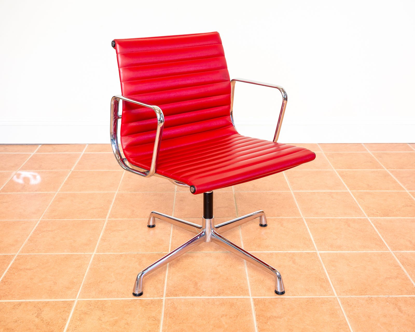 photo vinterior Eames Ea108 Armchair By Icf 1 Of 4 Mcm 1970s Swivel Red Leather Chrome Aluminium Mid Century Executive Office Conference Chair