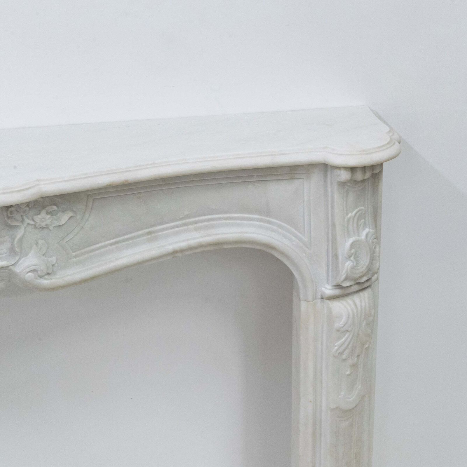 photo vinterior Antique Louis XV French Style Statuary Marble Fireplace