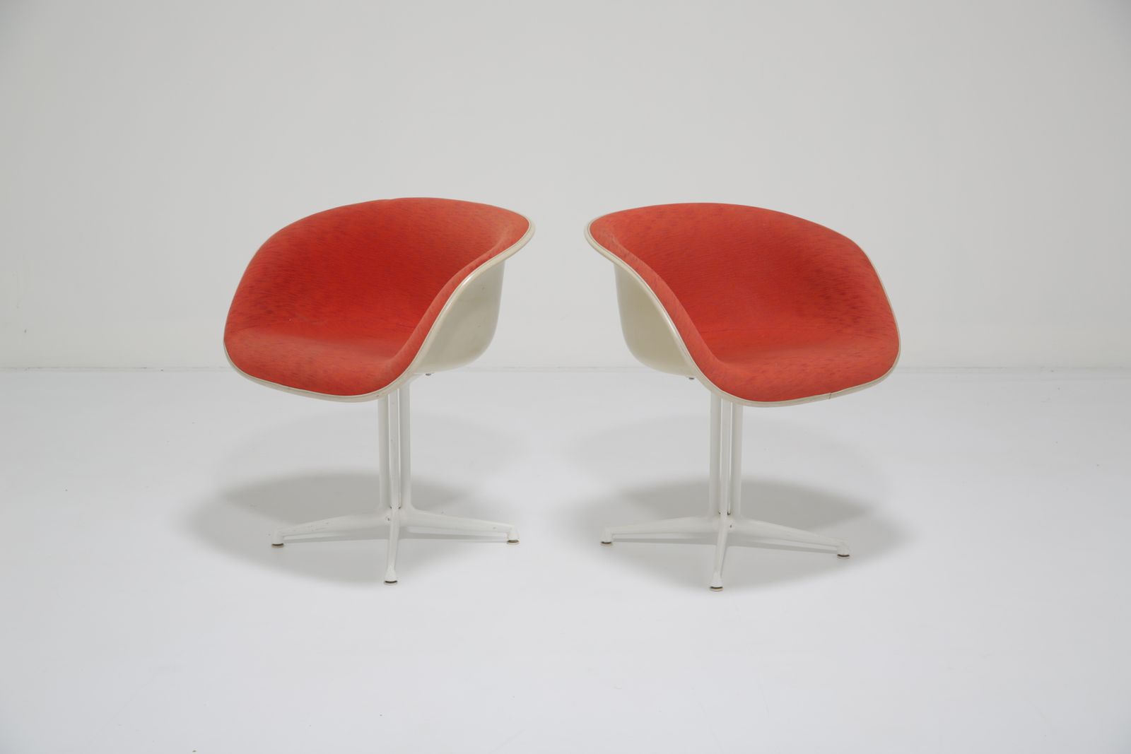 photo buy Charles & Ray Eames For Herman Miller: Pair Of ‘La Fonda’ Armchairs, USA, 1960s