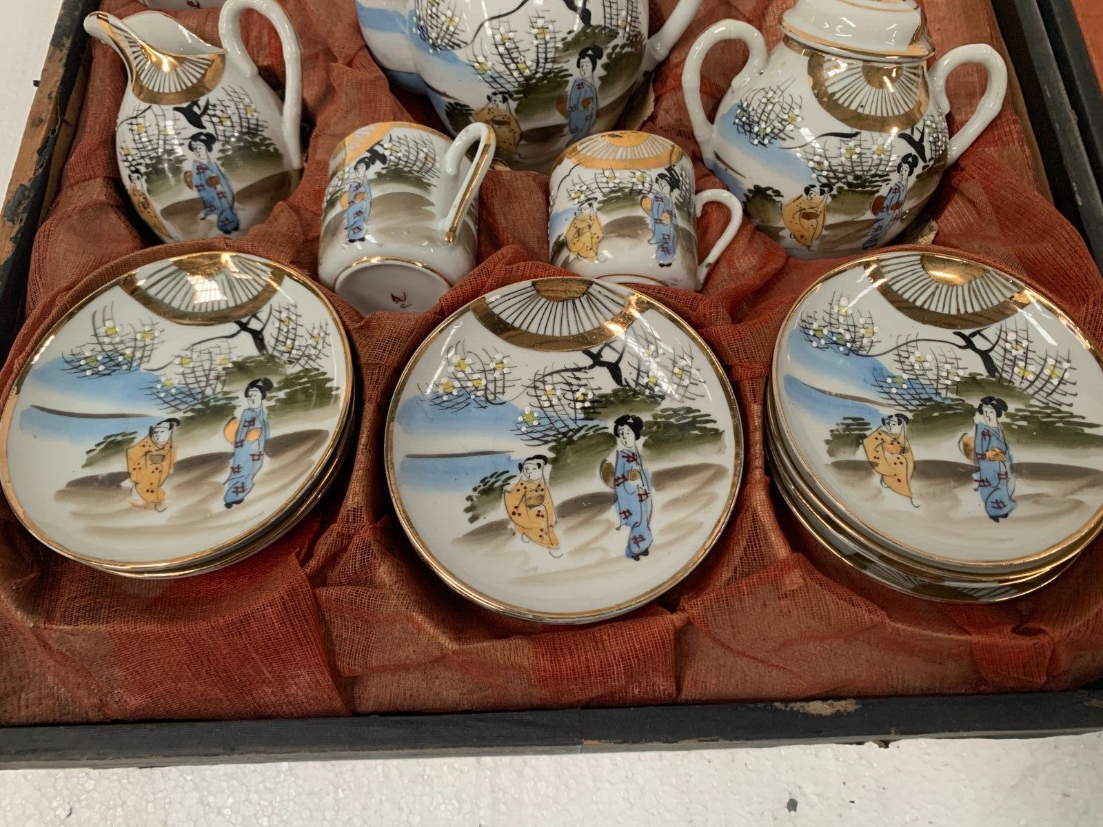 Service A Café A Douze Tasses En Porcelaine Polychrome XX Siècle photo furniture