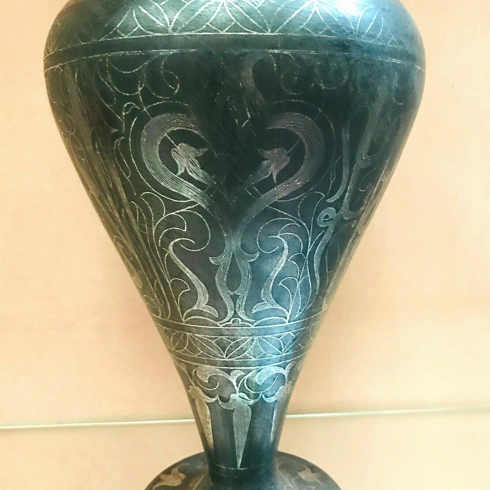 Vase Ovoïde En Métal Ciselé Sur Pied Douche XX Siècle photo for sale
