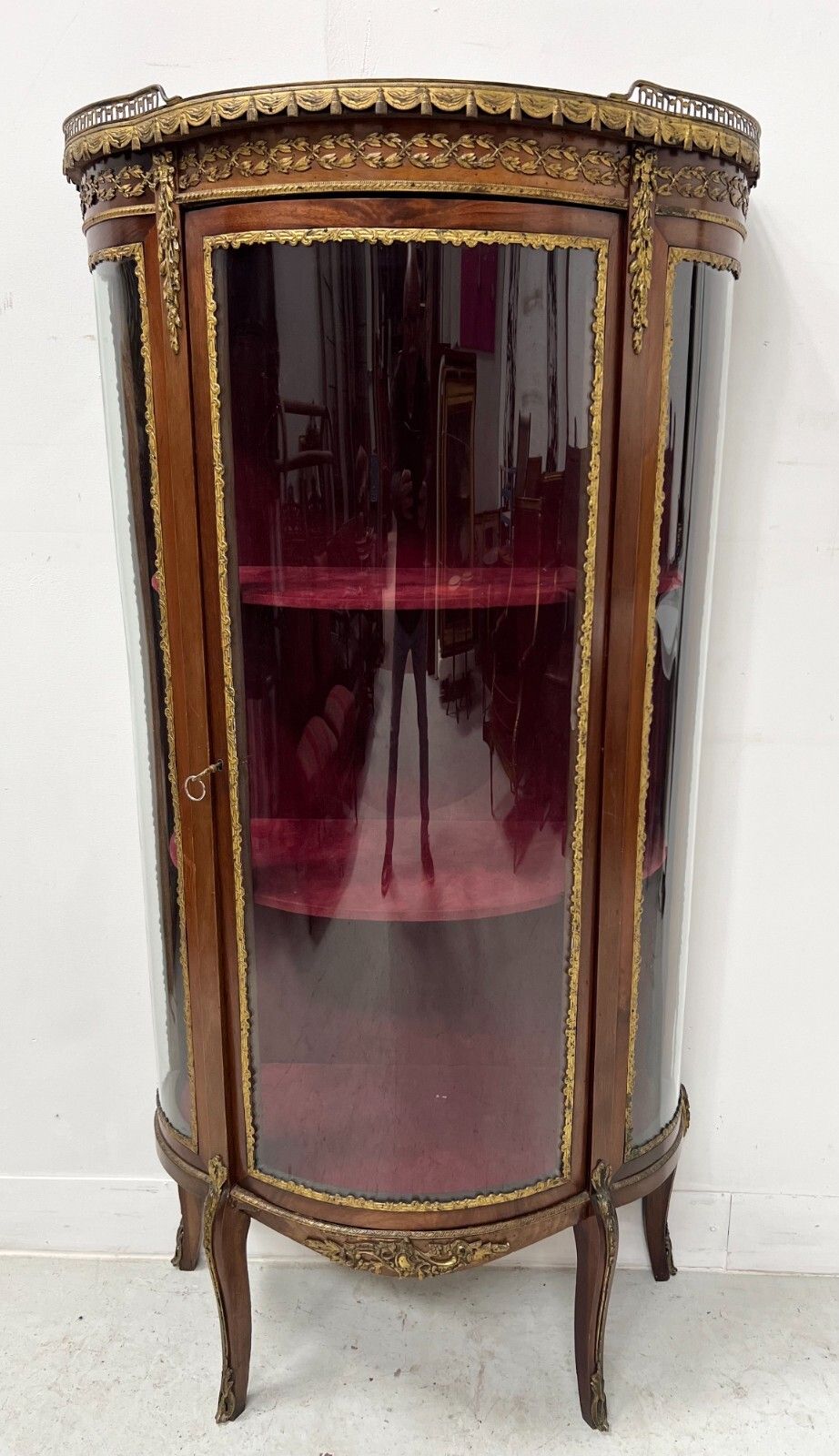 Napoleon III Style Curved Mahogany And Veneer Display Case 20th Century
