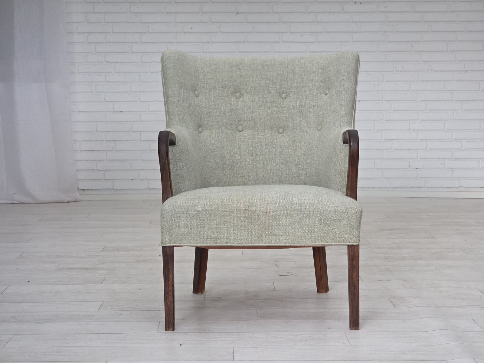 photo vintage 1960s, Danish Armchair, Original Light Grey Furniture Wool, Solid Teak Wood.