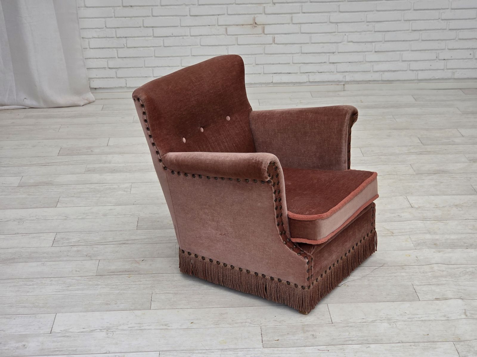 Jaren 1970, Deense Fauteuil, Zalmroze Meubelvelours, Beukenhout. photo 870.0