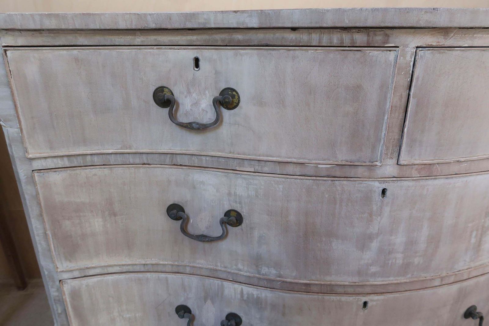 photo furniture Antique Bleached Mahogany Serpentine Fronted Chest Of Drawers, English C.1780